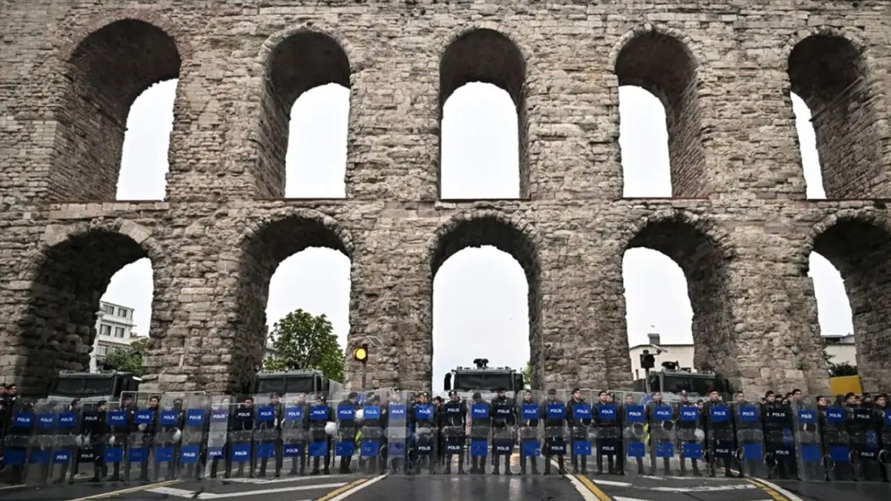 İstanbul'da 1 Mayıs'ta polise güçlük çıkaran zanlılardan 38'i tutuklandı İstanbul'da 1 Mayıs'ta polise güçlük çıkaran zanlılardan 38'i tutuklandı - 2. Resim