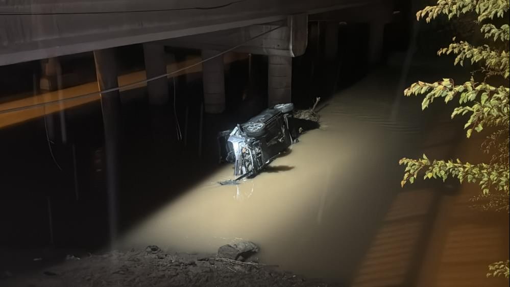 Sivas'ta kontrolden çıkan araç Kızılırmak’a uçtu, yaralılar var Sivas'ta kontrolden çıkan araç Kızılırmak’a uçtu, yaralılar var - 1. Resim