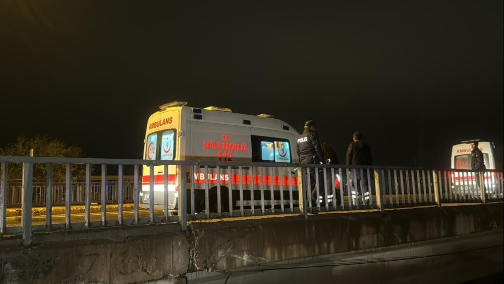 Sivas'ta kontrolden çıkan araç Kızılırmak’a uçtu, yaralılar var Sivas'ta kontrolden çıkan araç Kızılırmak’a uçtu, yaralılar var - 2. Resim