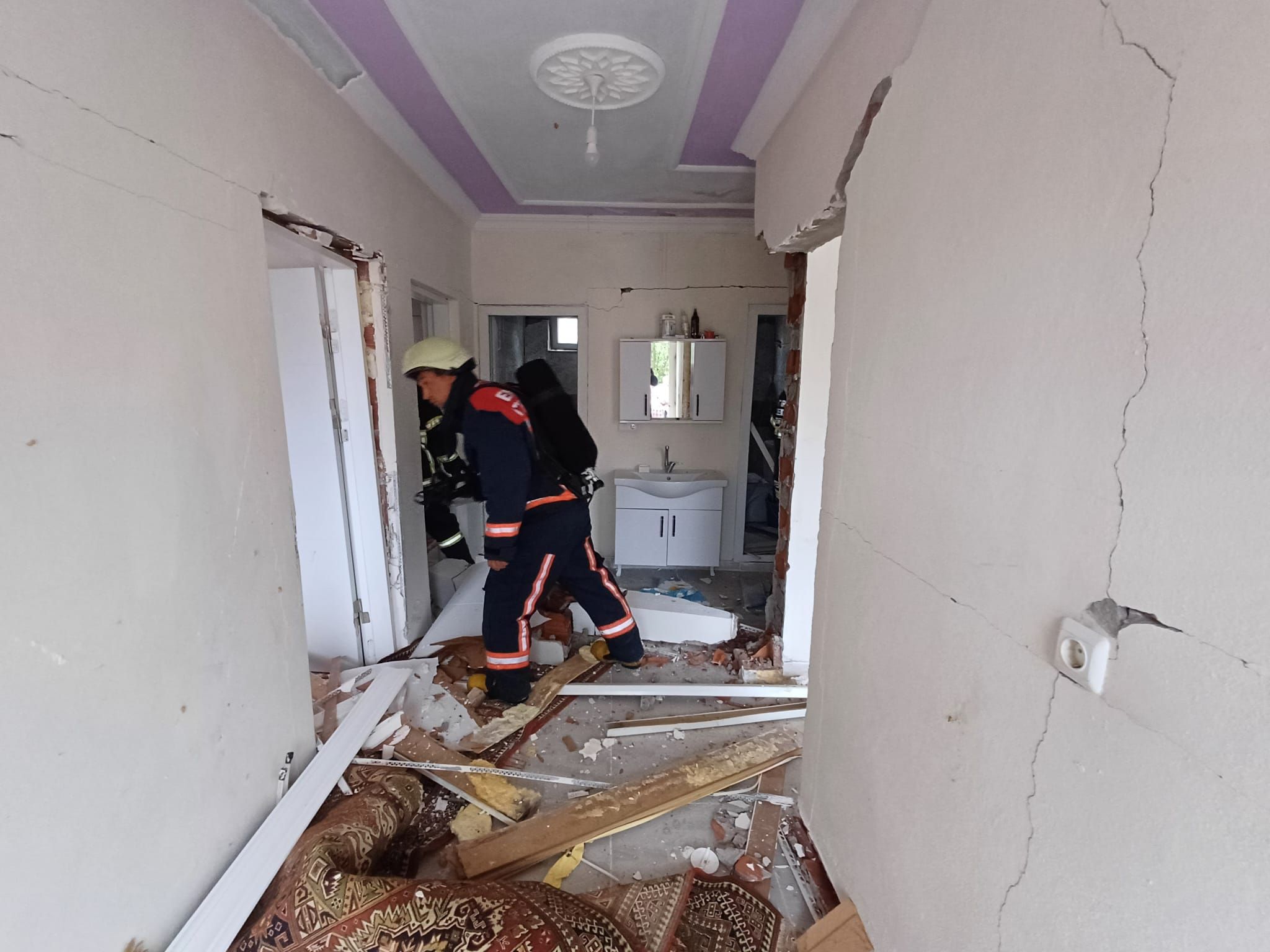 Tokat'ta korkutan anlar! Duyan bomba sandı: 1 kişi yaralandı, ev tanınamaz hale geldi Tokat'ta korkutan anlar! Duyan bomba sandı: 1 kişi yaralandı, ev tanınamaz hale geldi - 1. Resim
