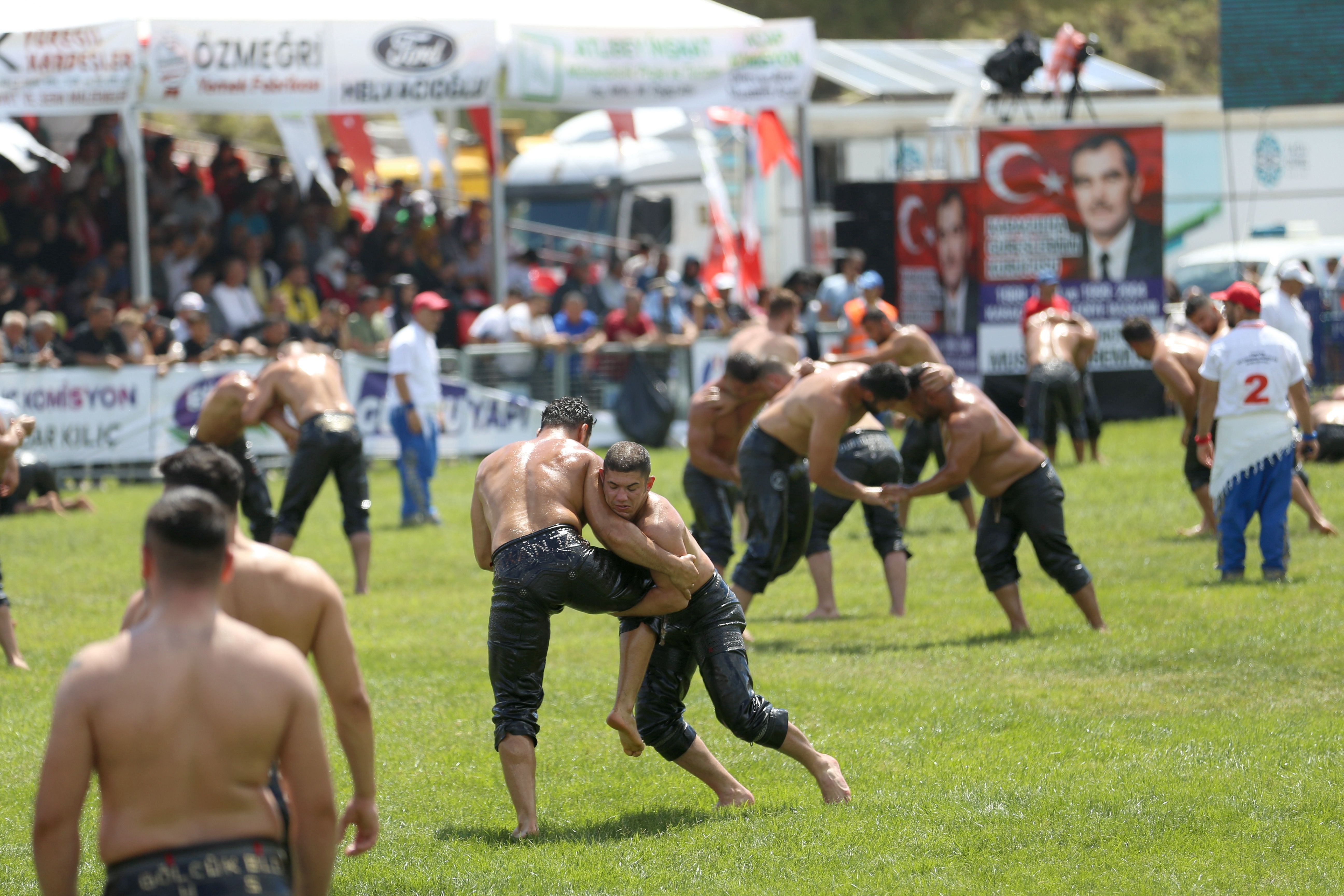 5, 5 milyona ağa oldu! Y&uuml;zlerce pehlivan er meydanında kozlarını paylaştı - 3. Resim