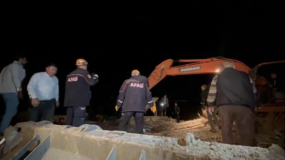 Aksaray'da mandıra &ccedil;&ouml;kt&uuml;, y&uuml;zlerce hayvan g&ouml;&ccedil;&uuml;k altında kaldı! - 3. Resim