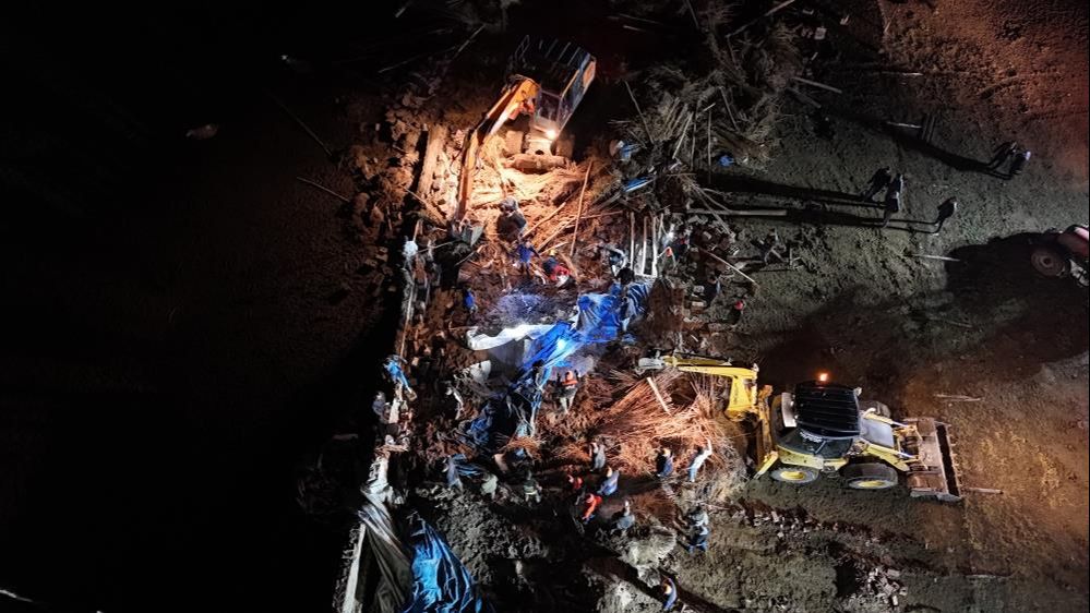 Aksaray'da mandıra &ccedil;&ouml;kt&uuml;, y&uuml;zlerce hayvan g&ouml;&ccedil;&uuml;k altında kaldı! - 1. Resim