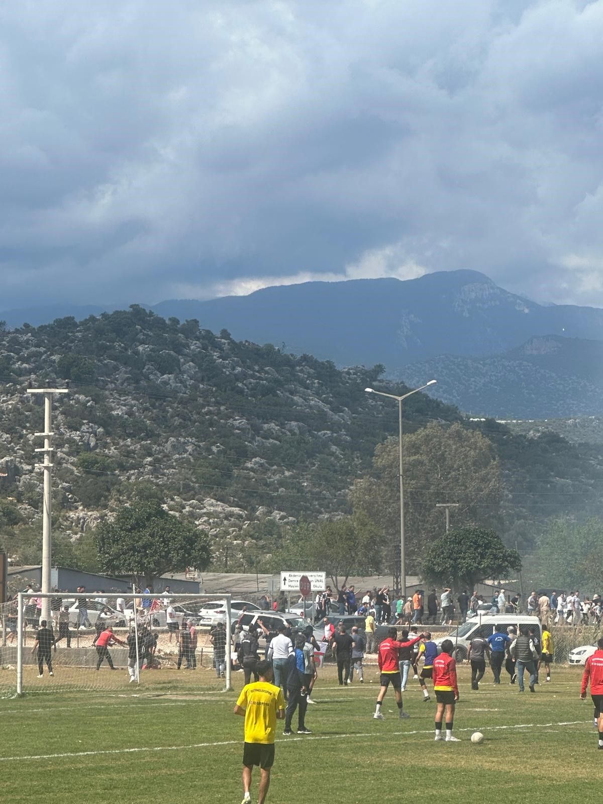 Antalya'da şampiyonluk mücadelesinde ortalık karıştı! Saha savaş alanına döndü taşlar ve soplar havada uçuştu - 3. Resim