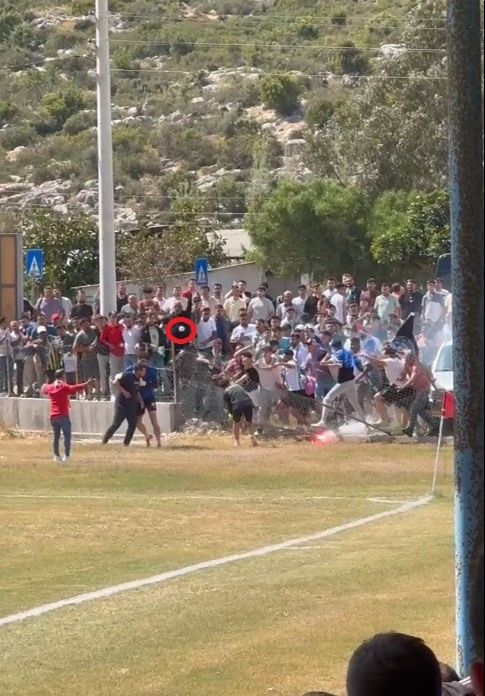 Antalya'da şampiyonluk mücadelesinde ortalık karıştı! Saha savaş alanına döndü taşlar ve soplar havada uçuştu - 1. Resim