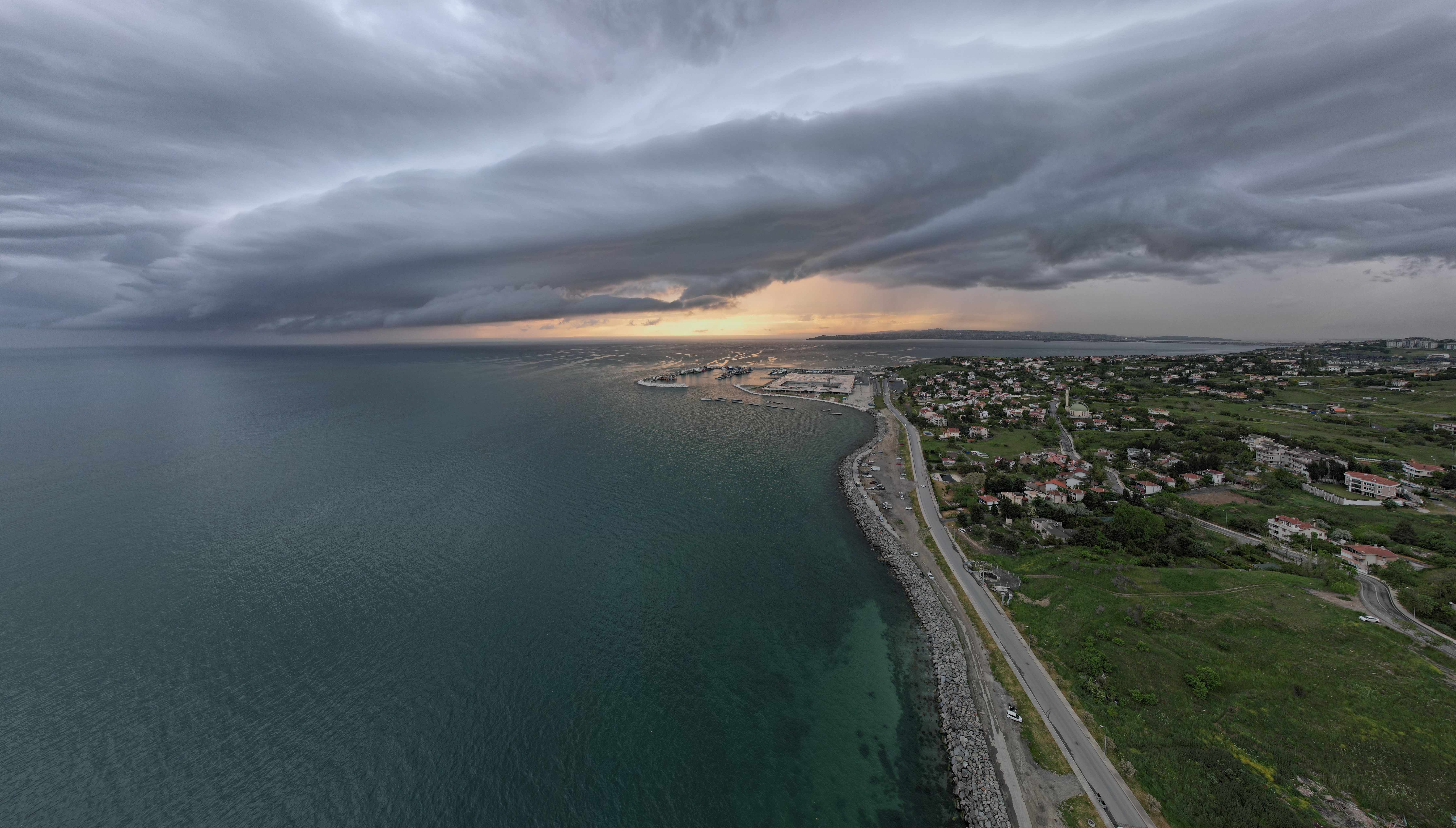 Bilim kurgu görüntülerini aratmadı! Raf bulutu, gün batımı ve yıldırım aynı karede - 1. Resim