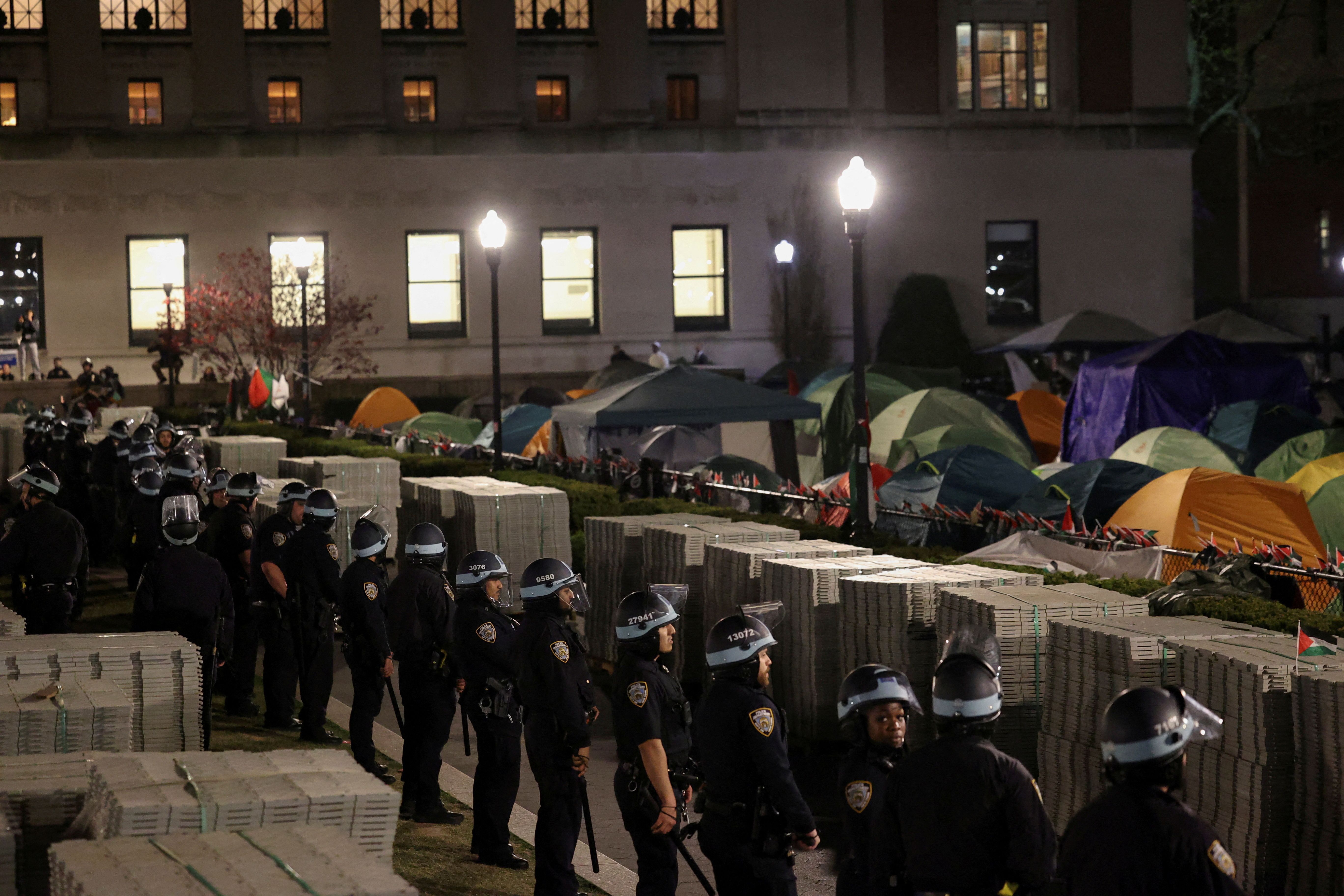 Columbia Üniversitesi yönetiminin başı Filistin protestolarıyla dertte: Mezuniyet töreni iptal edildi! Columbia Üniversitesi yönetiminin başı Filistin protestolarıyla dertte: Mezuniyet töreni iptal edildi! - 2. Resim
