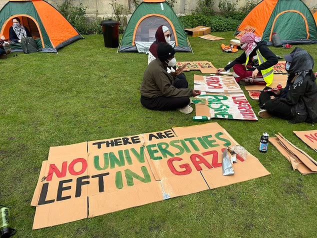 Dünya katliama kayıtsız kalmıyor... ABD'deki Columbia Üniversitesi'nde başlayan ve tüm dünyaya yayılan üniversitelerdeki Filistin'e destek protestoları İngiltere'ye de sıçradı! - 2. Resim