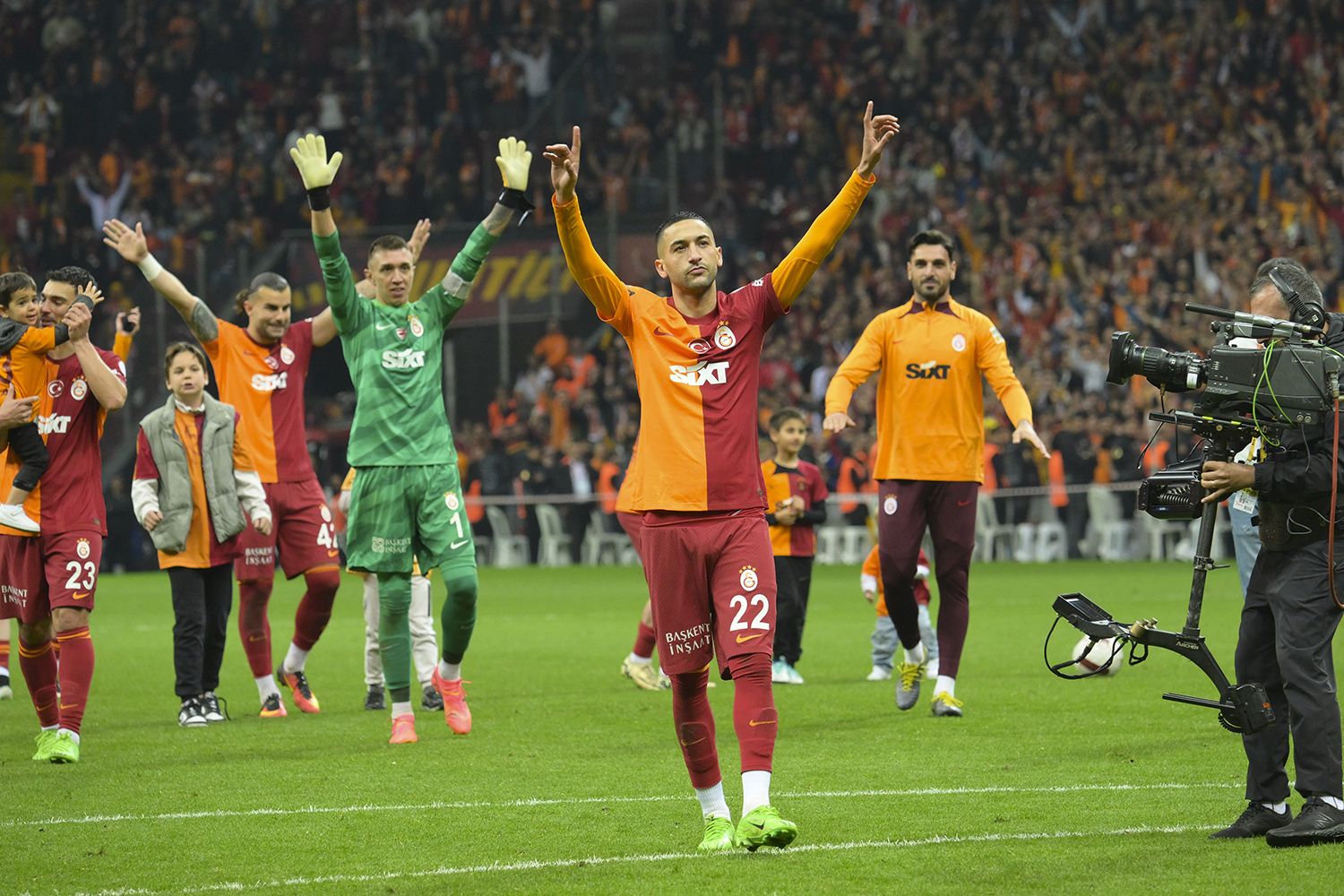 Galatasaray davetiye bastırdı! Evinde Sivas’ı da yıktı, şampiyonluk yolunda bir engeli daha aştı - 1. Resim