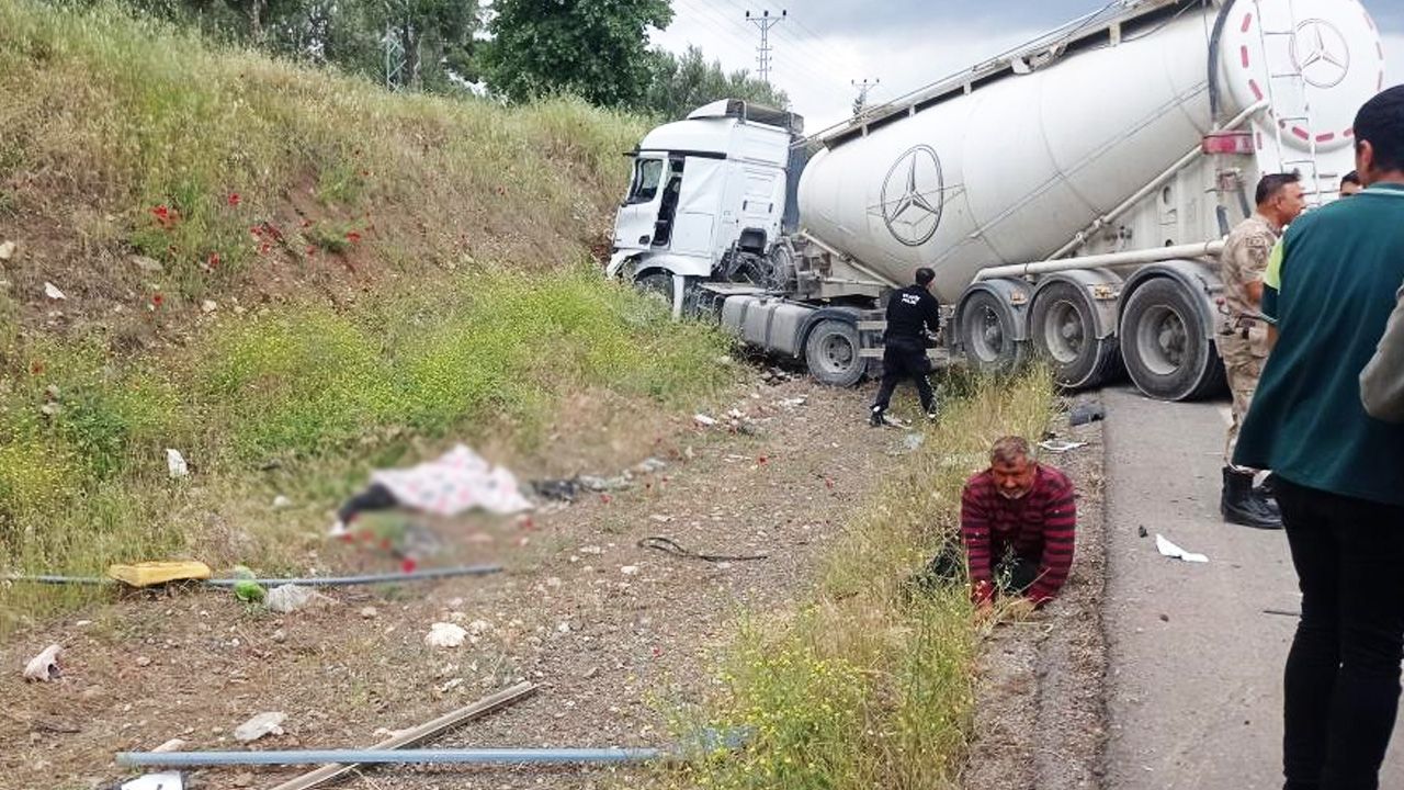Gaziantep’te tır, yolcu minibüsüne çarptı: 8 ölü - 1. Resim