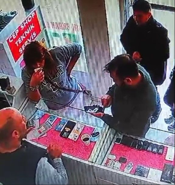 Hırsızdaki rahatlık 'pes' dedirtti: Önce kendine çay ısmarlattı, sonra 30 bin liralık soygun yaptı - 1. Resim