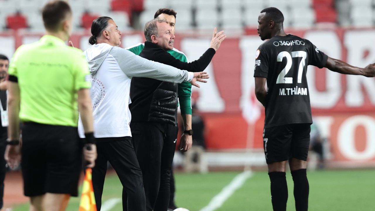 Maç sonrası ortalık karıştı! Sergen Yalçın görevi bıraktığını duyurdu! 'Çok ayıp şeyler...' - 1. Resim