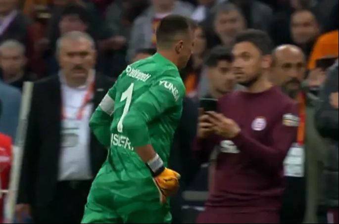 Maç sonundan Muslera'dan olay hareket Ziyech neye uğradığını şaşırdı! Kolundan tuttuğu gibi... - 2. Resim