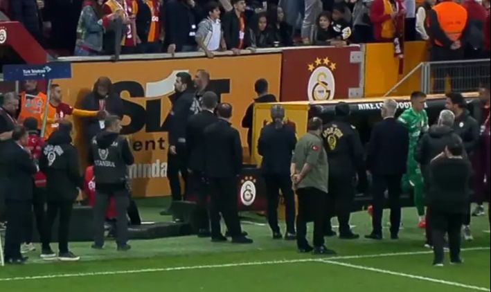 Maç sonundan Muslera'dan olay hareket Ziyech neye uğradığını şaşırdı! Kolundan tuttuğu gibi... - 3. Resim