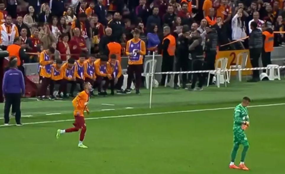 Maç sonundan Muslera'dan olay hareket Ziyech neye uğradığını şaşırdı! Kolundan tuttuğu gibi... - 4. Resim