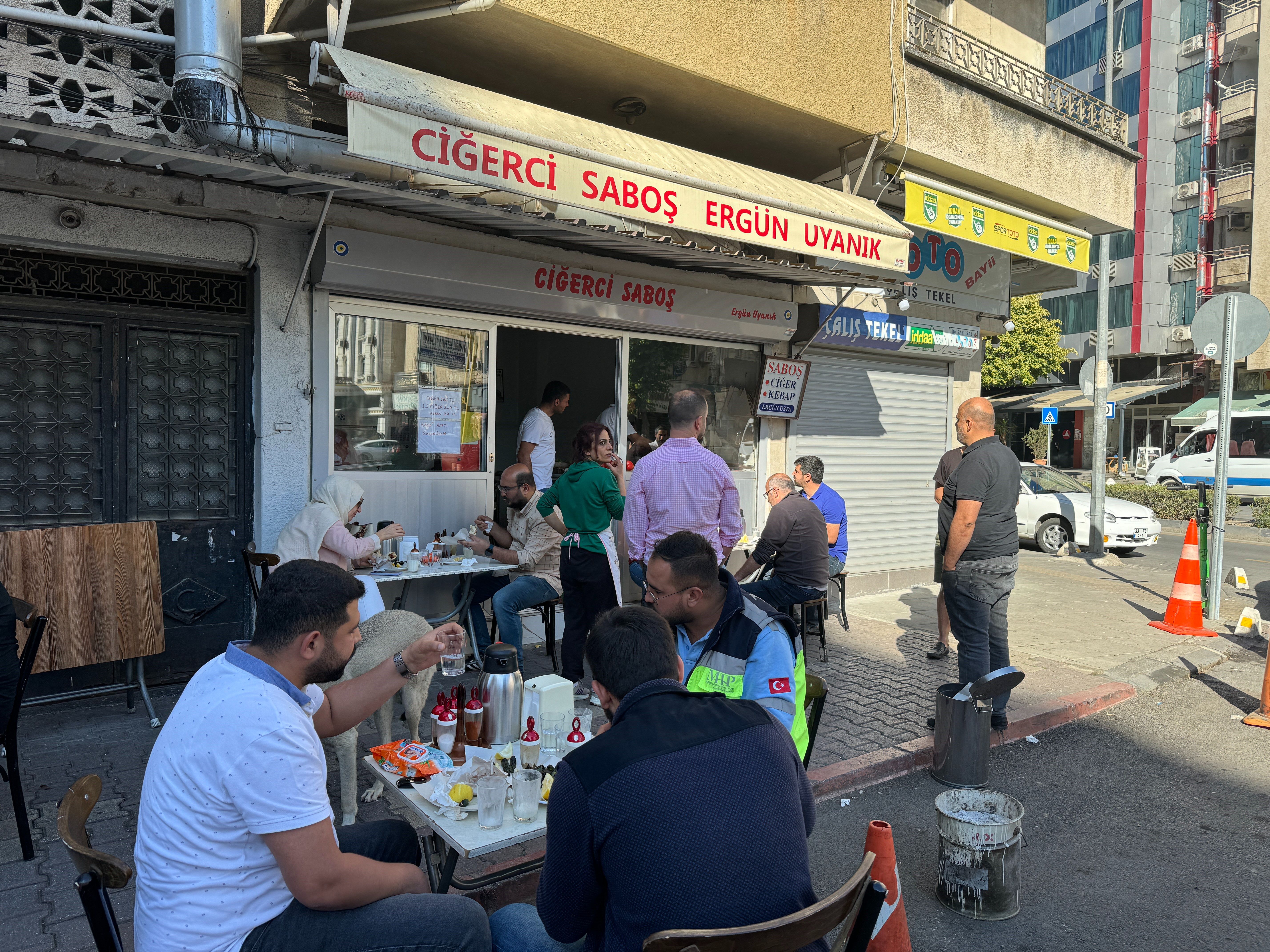 Sadece 10 metrekarelik d&uuml;kkan! Kapış kapış gidiyor: Kapısında sıra eksik olmuyor, sadece 2 saat a&ccedil;ık kalıyor - 3. Resim
