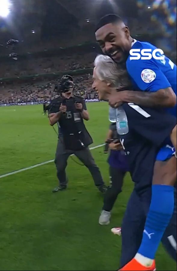 69'luk Jorge Jesus'u tutabilene aşk olsun! Önce sinirden sağa sola saldırdı sonra hızın alamadı futbolcusunu sırtında taşıdı - 2. Resim