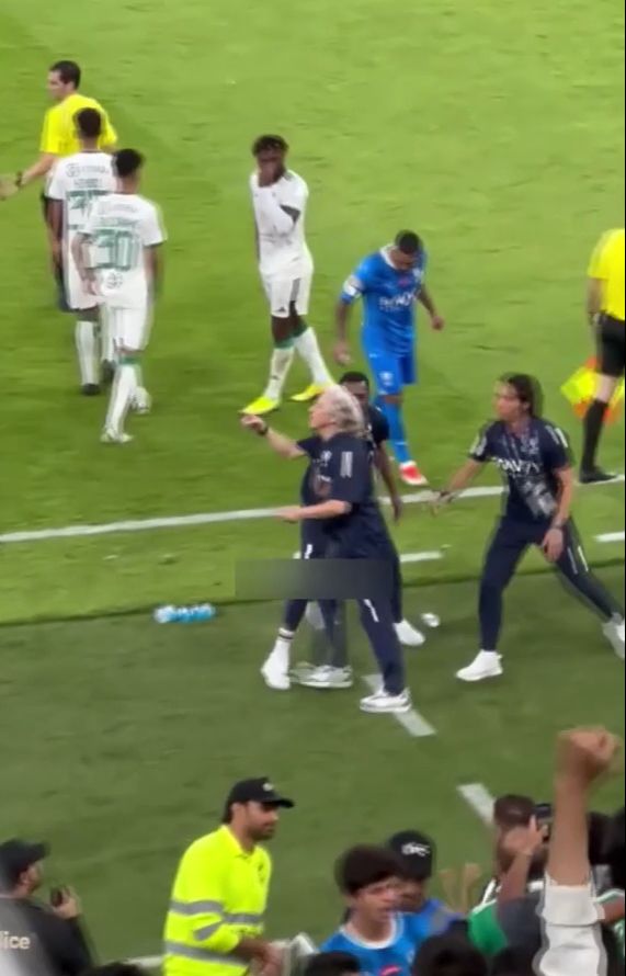 69'luk Jorge Jesus'u tutabilene aşk olsun! Önce sinirden sağa sola saldırdı sonra hızın alamadı futbolcusunu sırtında taşıdı - 1. Resim