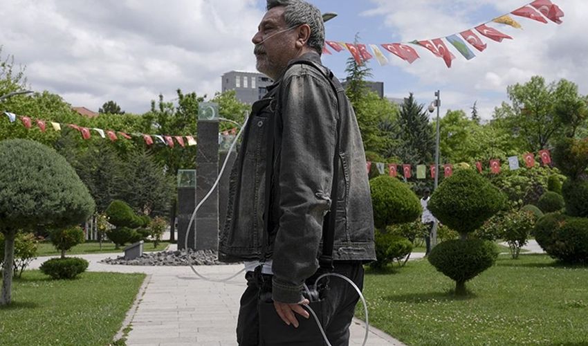 Akciğerini omzuna asılı çantasında taşıyor! ‘Başka çarem yok’ Akciğerini omzuna asılı çantasında taşıyor! ‘Başka çarem yok’ - 1. Resim