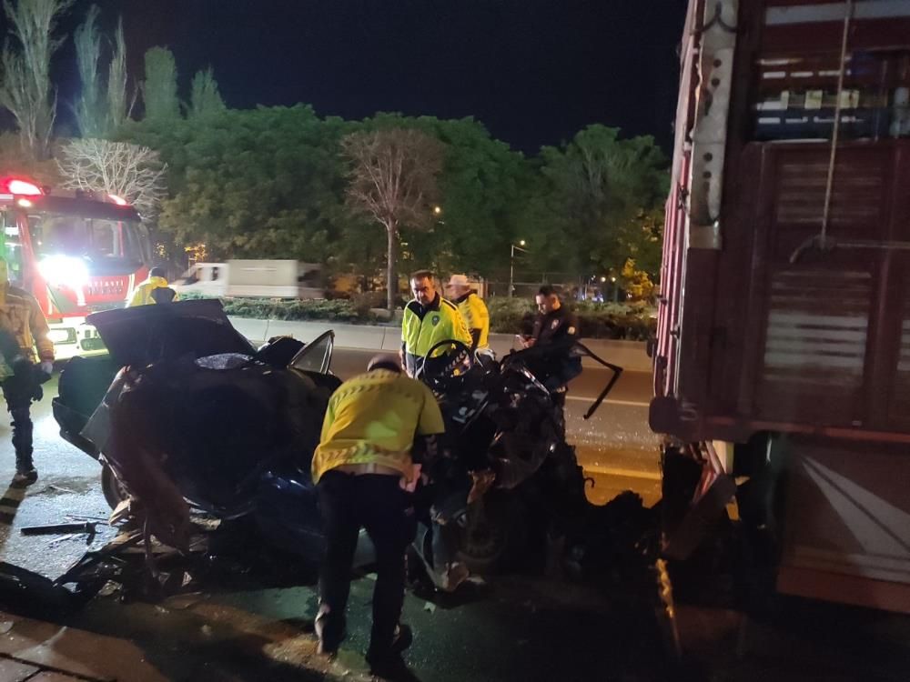 Ankara'da feci kaza! Araba park halindeki kamyonun altına girdi, sürücüsü öldü - 2. Resim