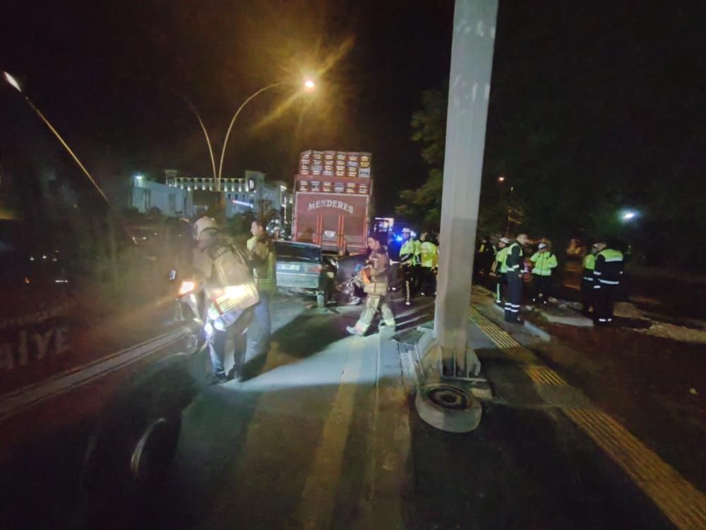 Ankara'da feci kaza! Araba park halindeki kamyonun altına girdi, sürücüsü öldü - 1. Resim