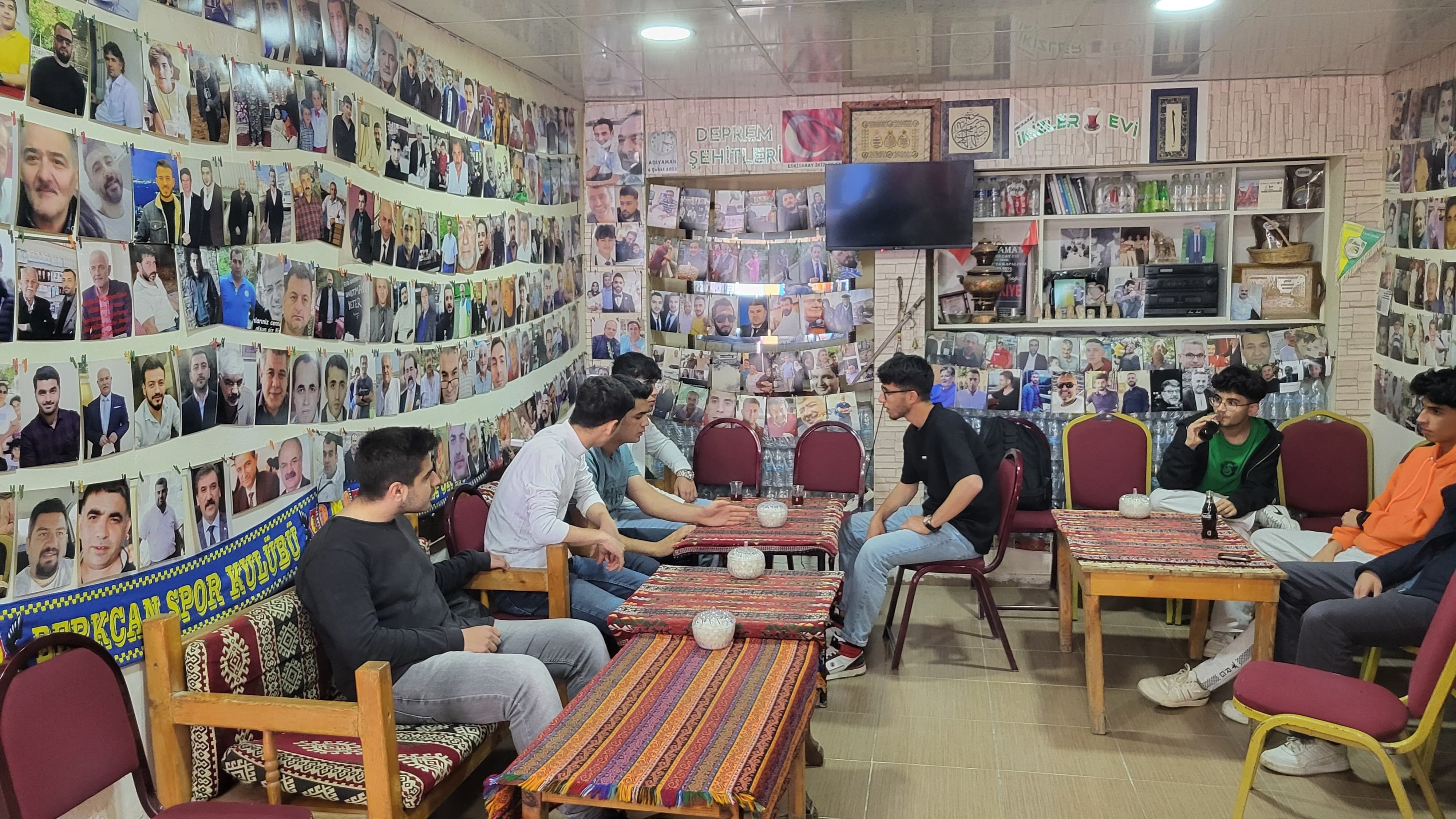 Böyle bir çay ocağı görmediniz! Duvarları görenin gözleri doluyor - 1. Resim