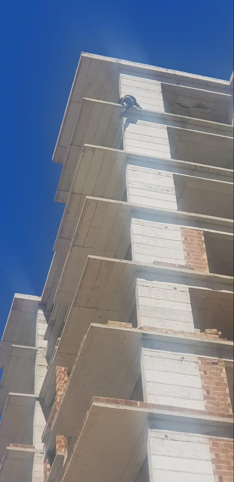 Canına kıymak için binanın tepesine çıktı! Yürekler ağza geldi - 1. Resim