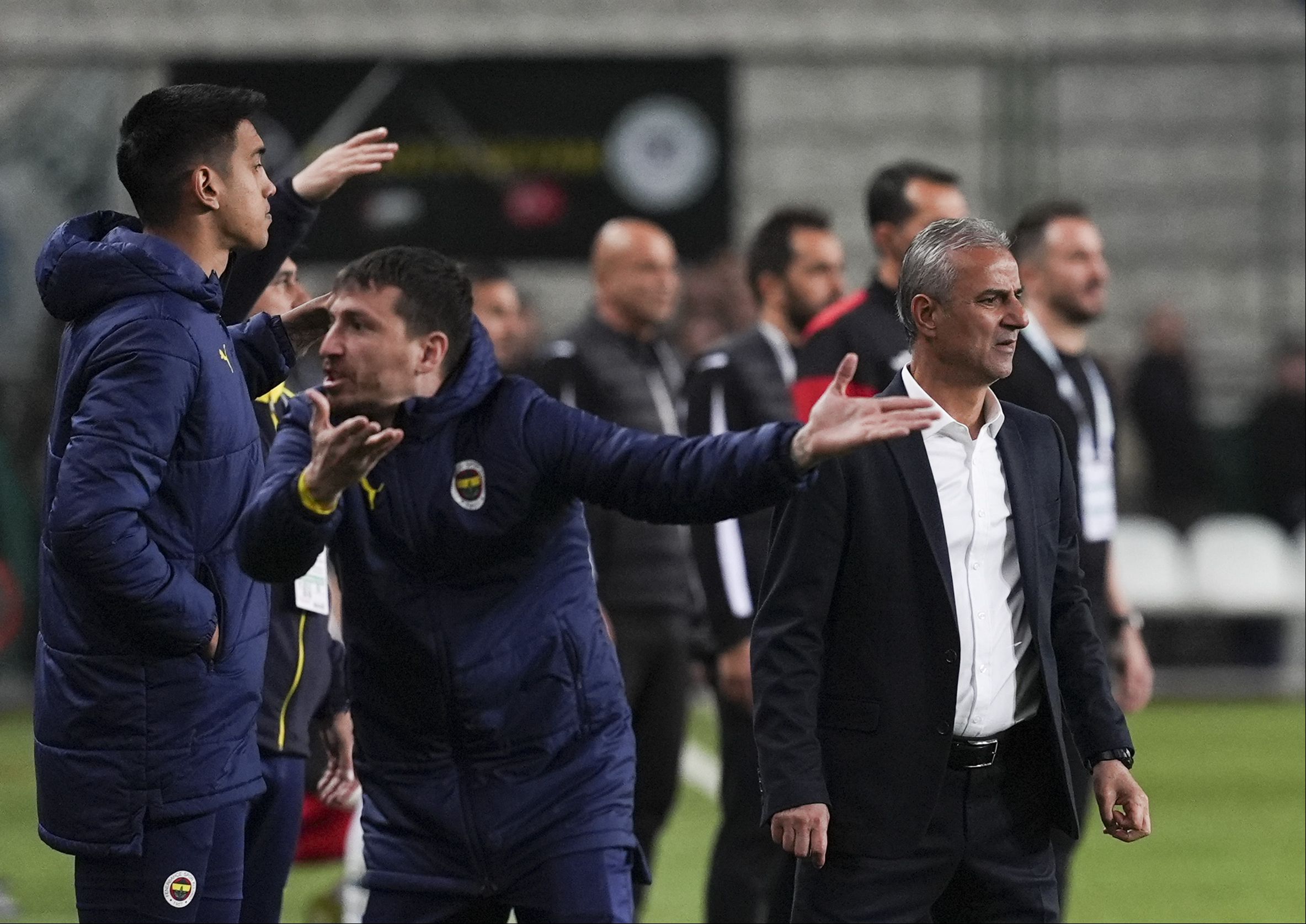 Fenerbahçe'de kazan fokur fokur kaynıyor! Flaş iddialar:  Fenerbahçe'de kazan fokur fokur kaynıyor! Flaş iddialar: