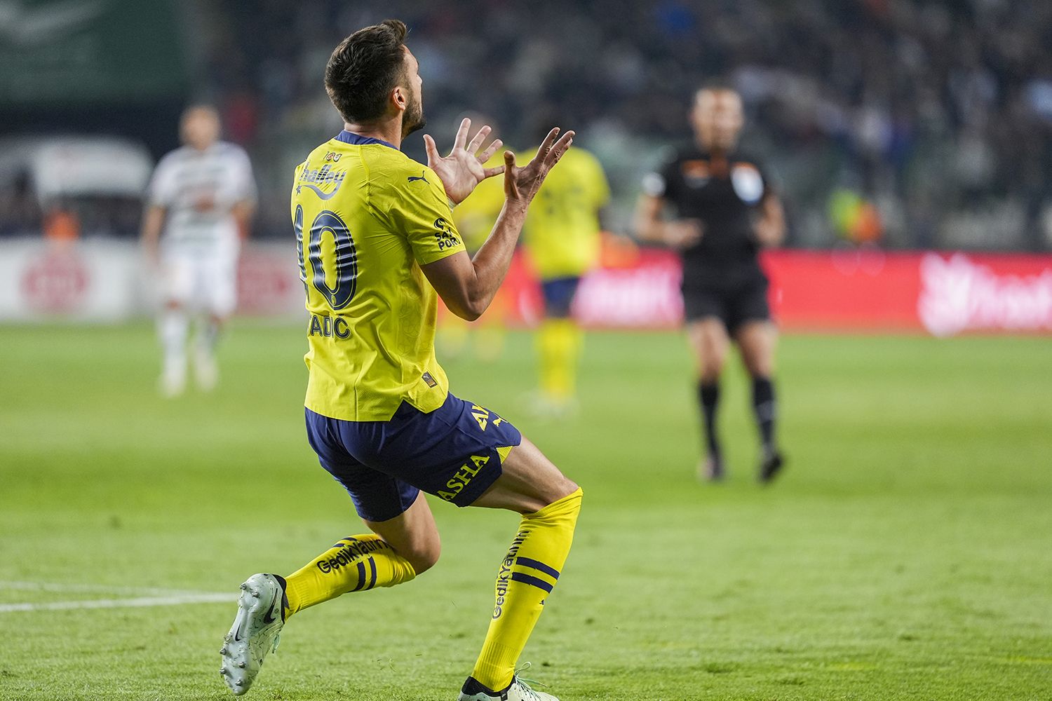 Fener'e hüzün Cimbom'a düğün! Sarı lacivertliler deplasmanda Konyaspor’la yenişemedi, yıkıldı - 1. Resim