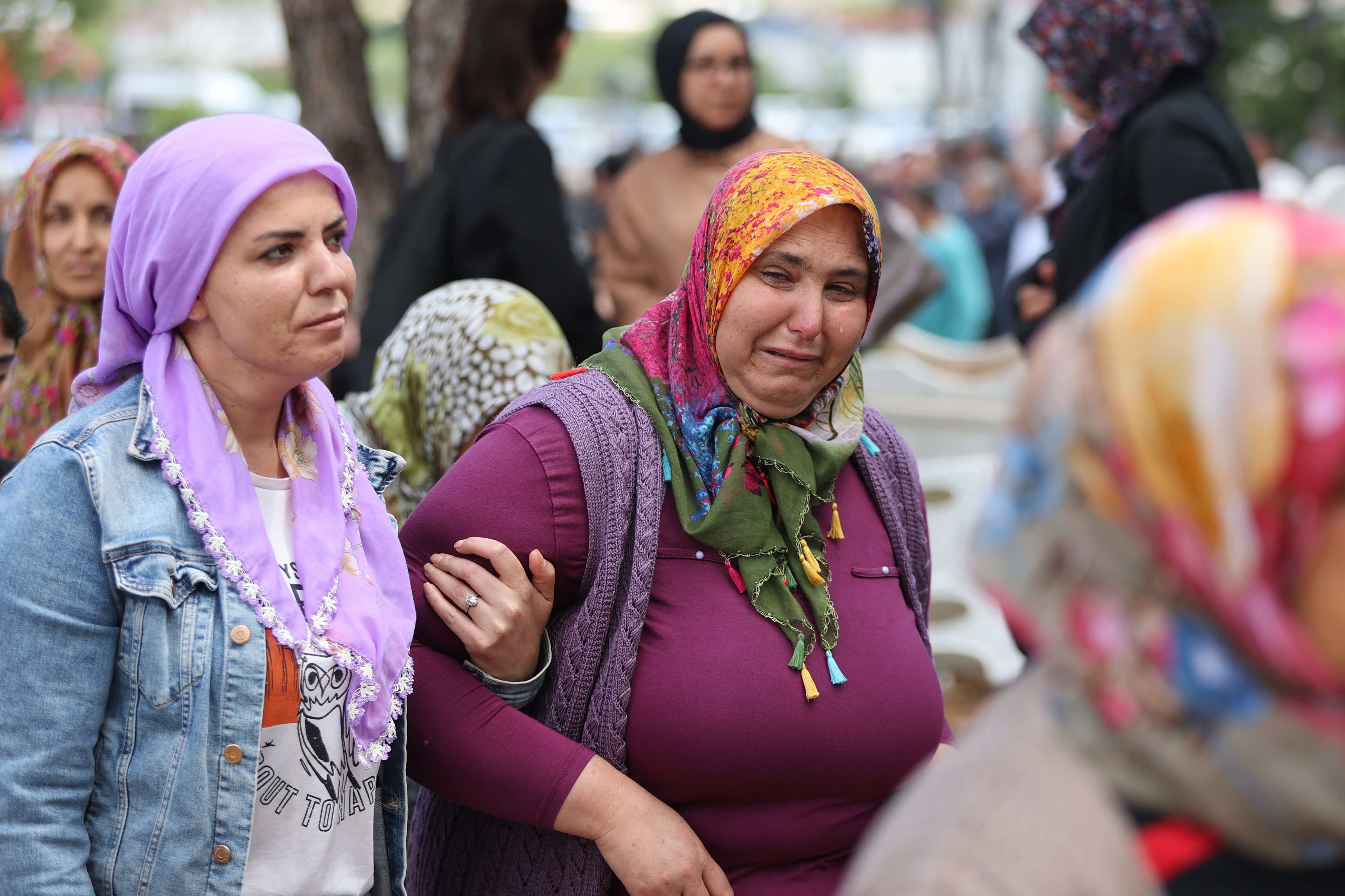 Gaziantep'teki feci kazanın ardında gözyaşları kaldı: 9 kişi toprağa verildi Gaziantep'teki feci kazanın ardında gözyaşları kaldı: 9 kişi toprağa verildi - 2. Resim