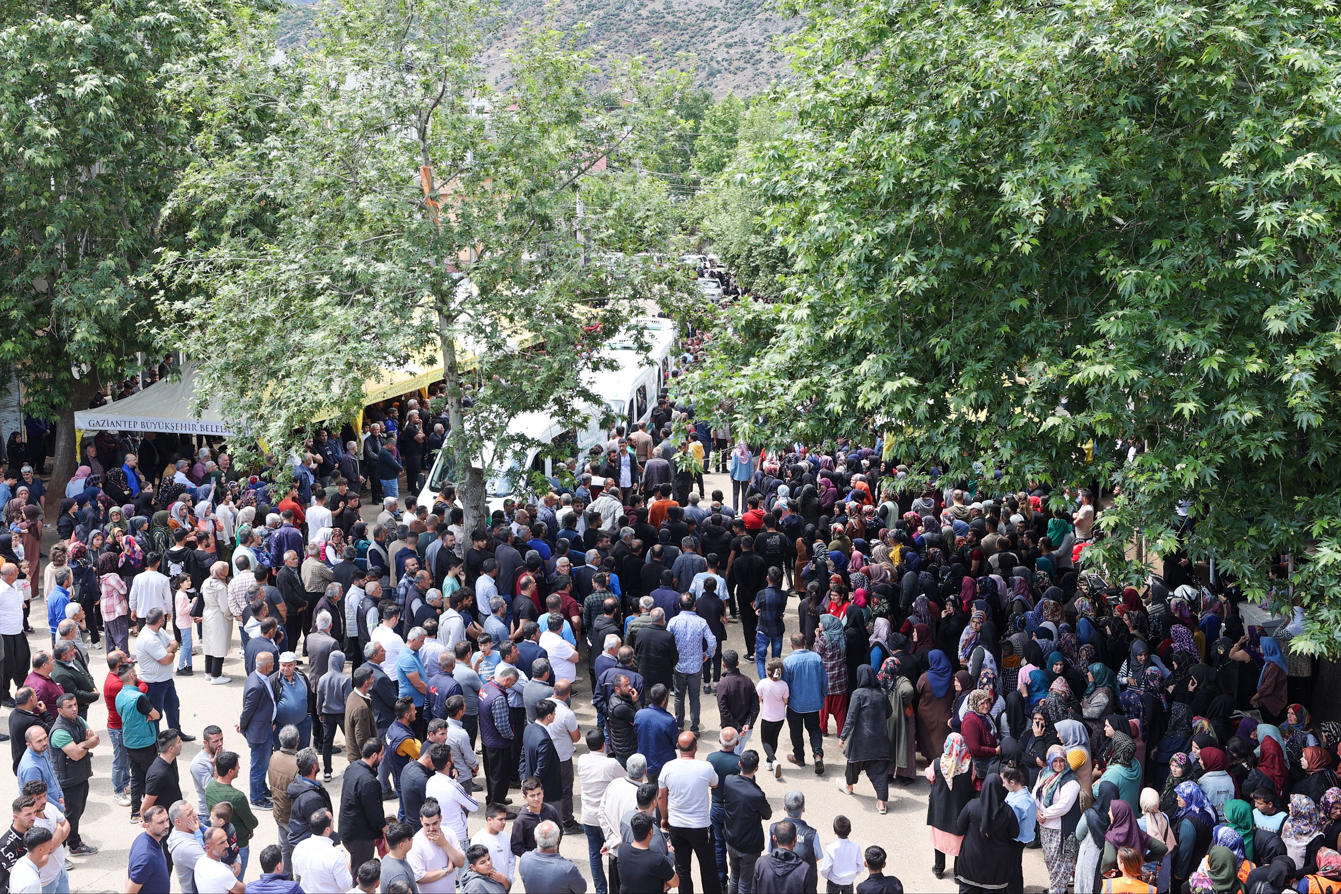 Gaziantep'teki feci kazanın ardında gözyaşları kaldı: 9 kişi toprağa verildi Gaziantep'teki feci kazanın ardında gözyaşları kaldı: 9 kişi toprağa verildi - 1. Resim