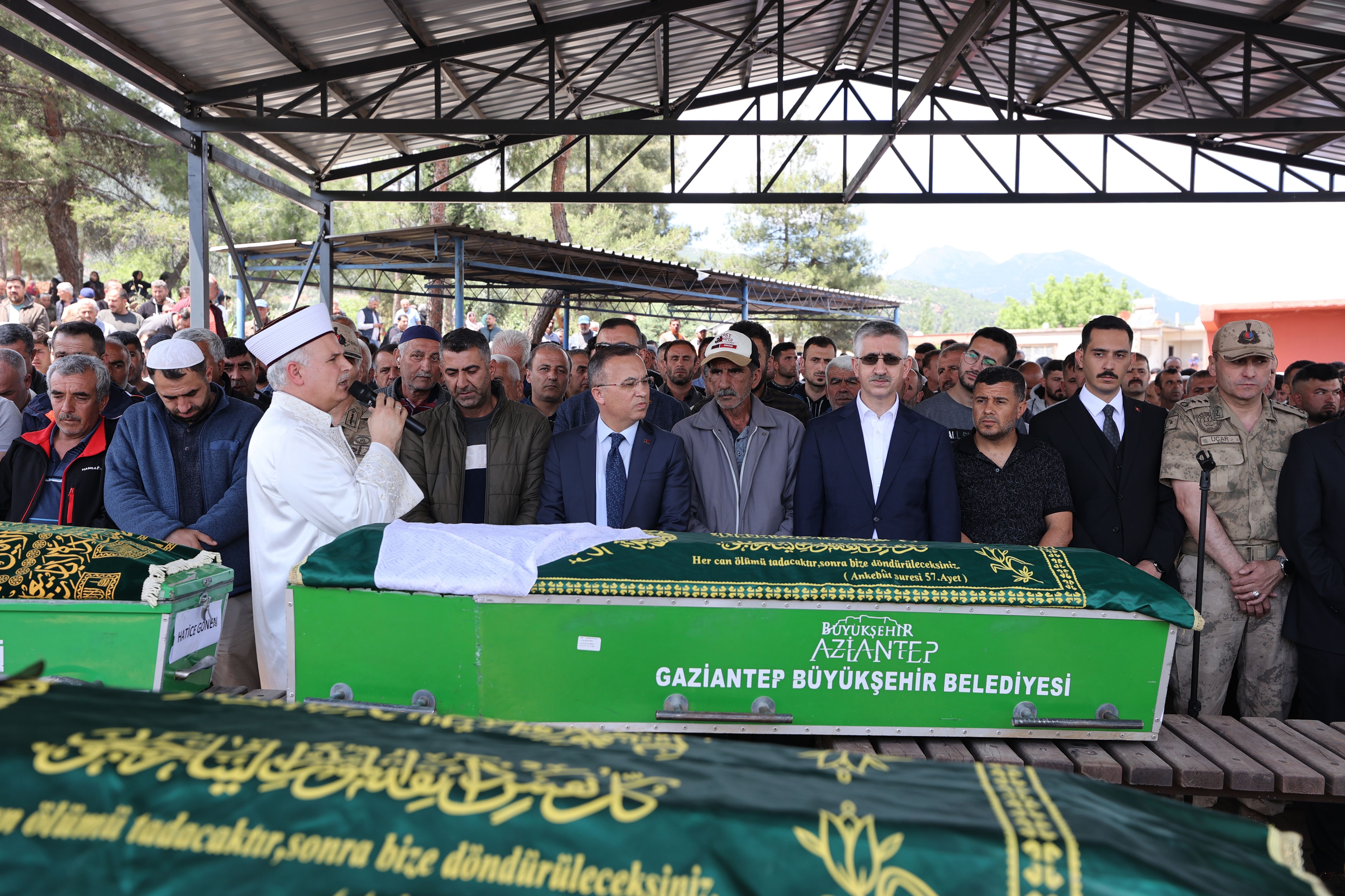 Gaziantep'teki feci kazanın ardında gözyaşları kaldı: 9 kişi toprağa verildi Gaziantep'teki feci kazanın ardında gözyaşları kaldı: 9 kişi toprağa verildi - 3. Resim