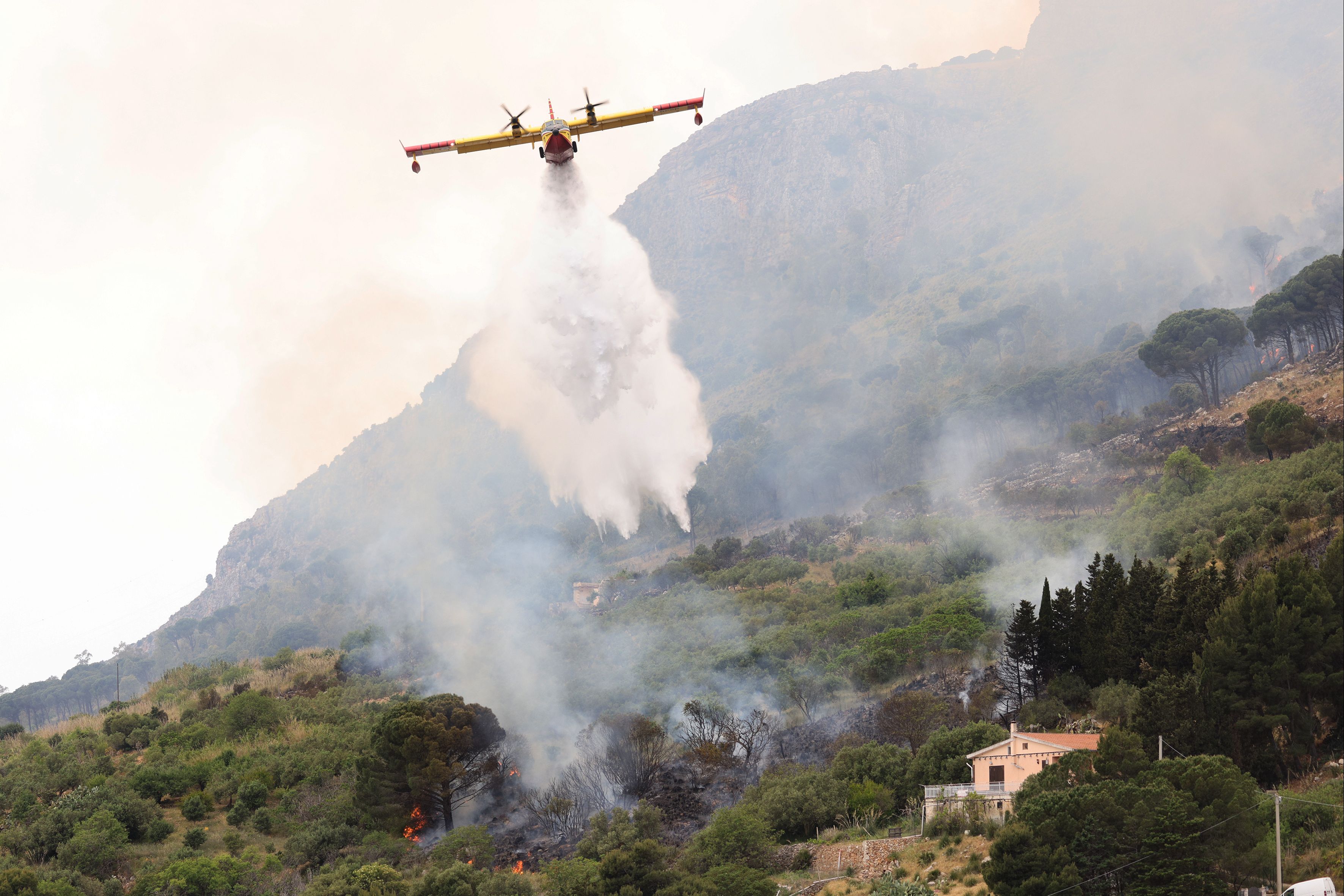 İtalya'nın Sicilya Adası’nda orman yangını İtalya'nın Sicilya Adası’nda orman yangını - 2. Resim