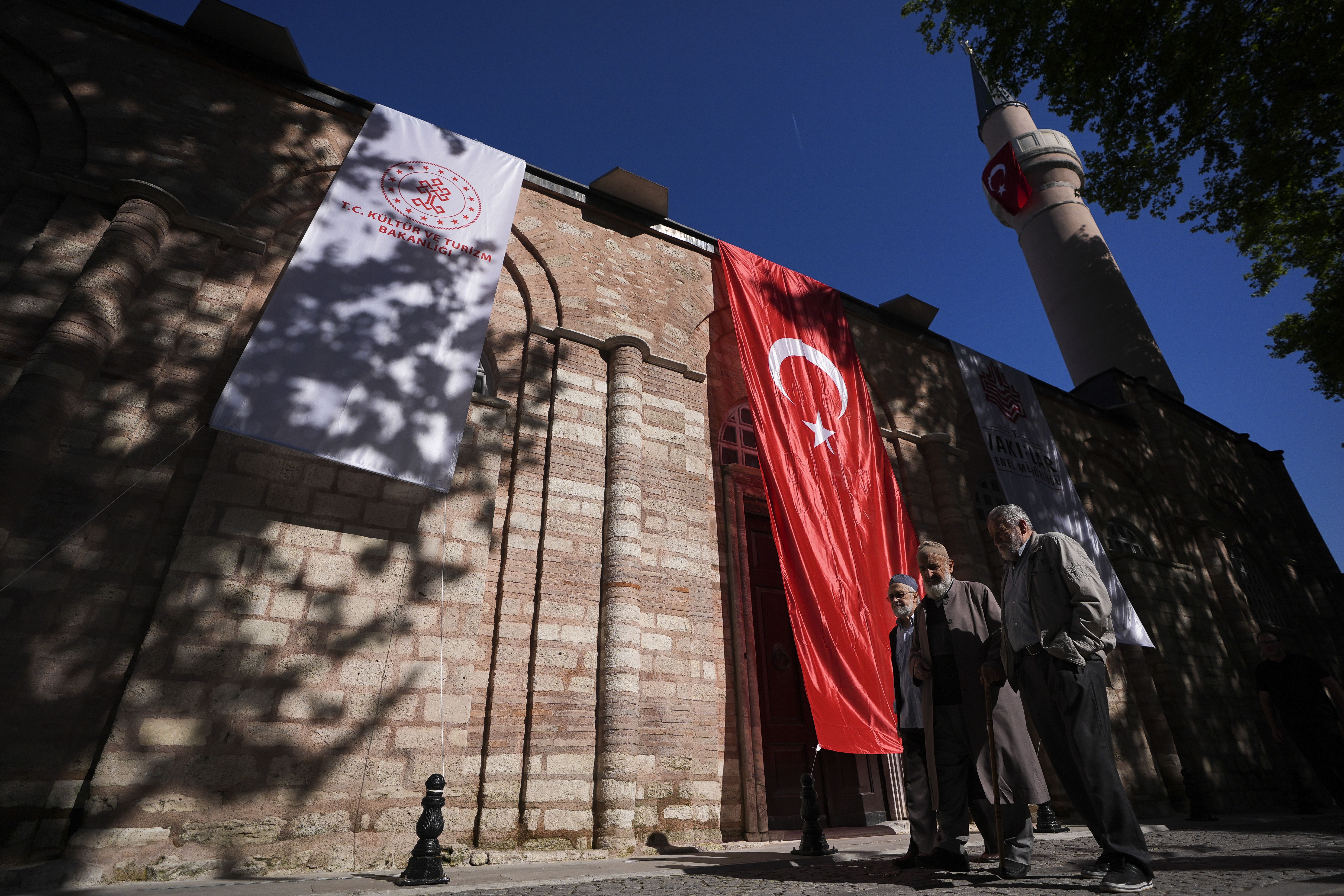 Kariye Camii'nde ilk namaz! Yıllar sonra resimlere arkalarını dönüp dua ettiler - 4. Resim