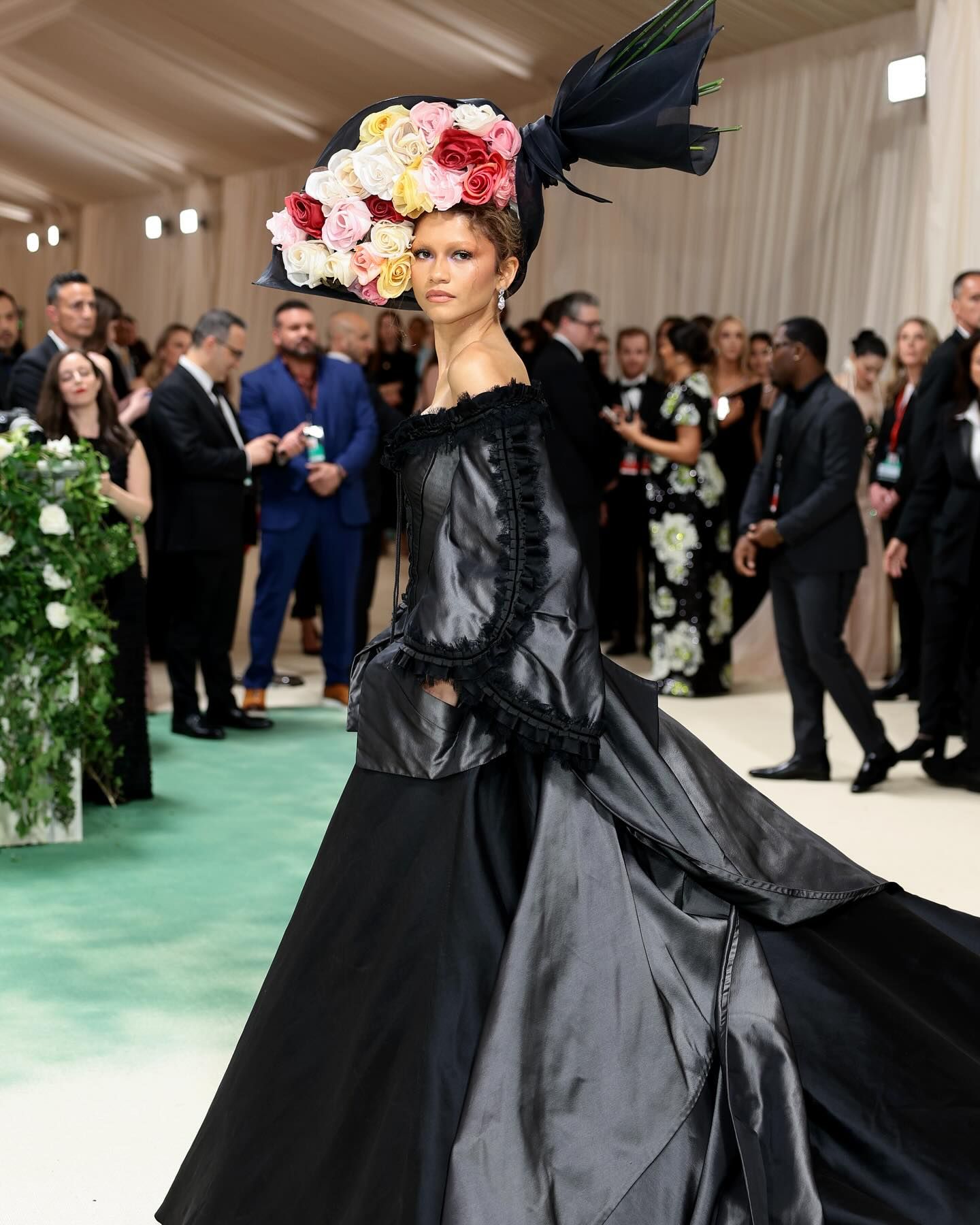 Met Gala 2024’te şıklık yarışı! Ünlüler sıra dışı elbiseleriyle gecede boy gösterdi - 2. Resim