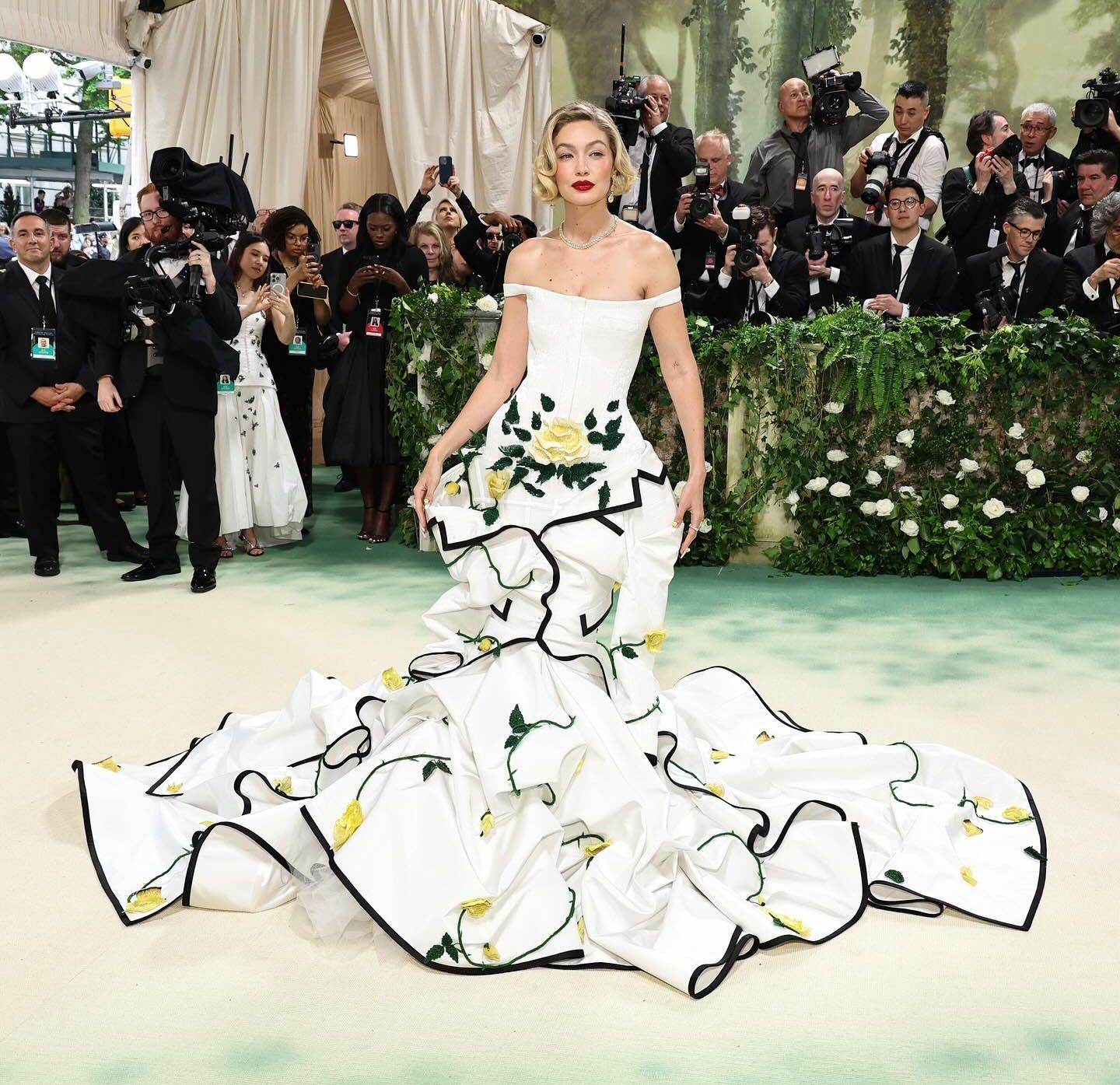 Met Gala 2024’te şıklık yarışı! Ünlüler sıra dışı elbiseleriyle gecede boy gösterdi - 3. Resim