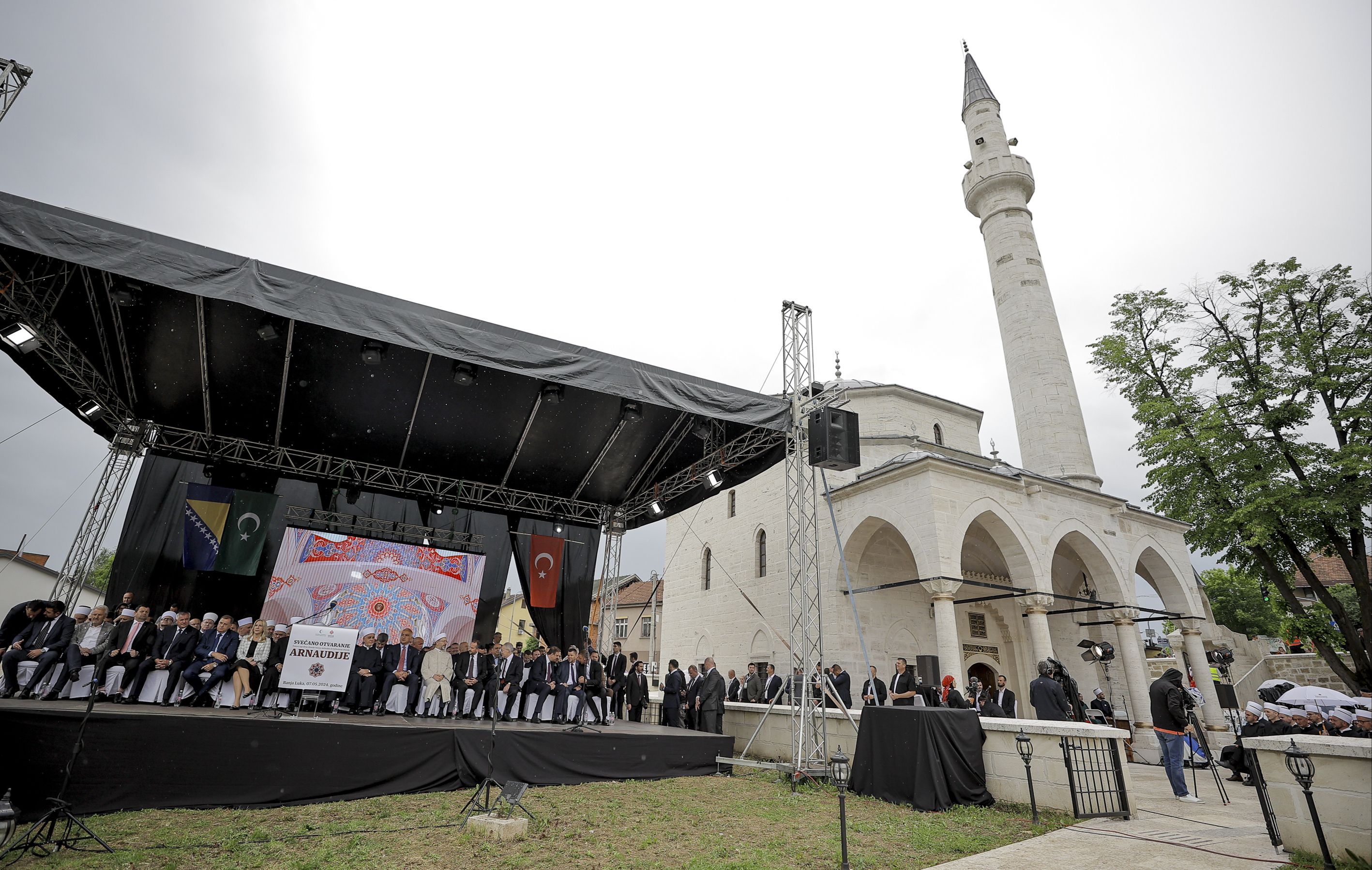 Sırplar yıktı, Türkler yaptı! 30 yıl önce yerle bir edilen Arnavudiye Camisi Türkiye'nin desteğiyle ibadete açıldı Sırplar yıktı, Türkler yaptı! 30 yıl önce yerle bir edilen Arnavudiye Camisi Türkiye'nin desteğiyle ibadete açıldı - 1. Resim
