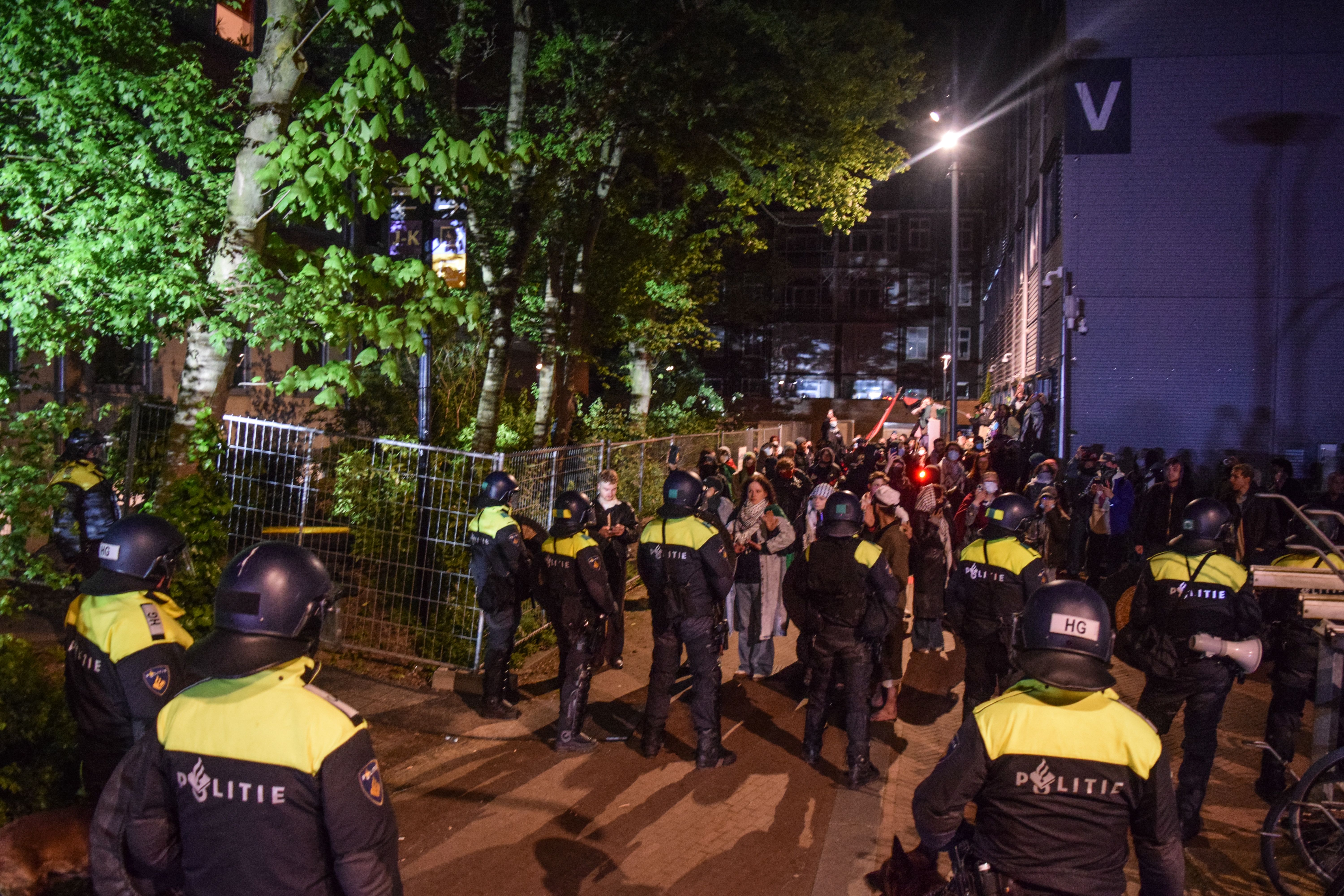 Üniversite protestoları Avrupa'da yayılıyor... Berlin Hür Üniversitesi ve Amsterdam Üniversitesi öğrencilerinden Filistin'e destek protestosu! Üniversite protestoları Avrupa'da yayılıyor... Berlin Hür Üniversitesi ve Amsterdam Üniversitesi öğrencilerinden Filistin'e destek protestosu! - 1. Resim