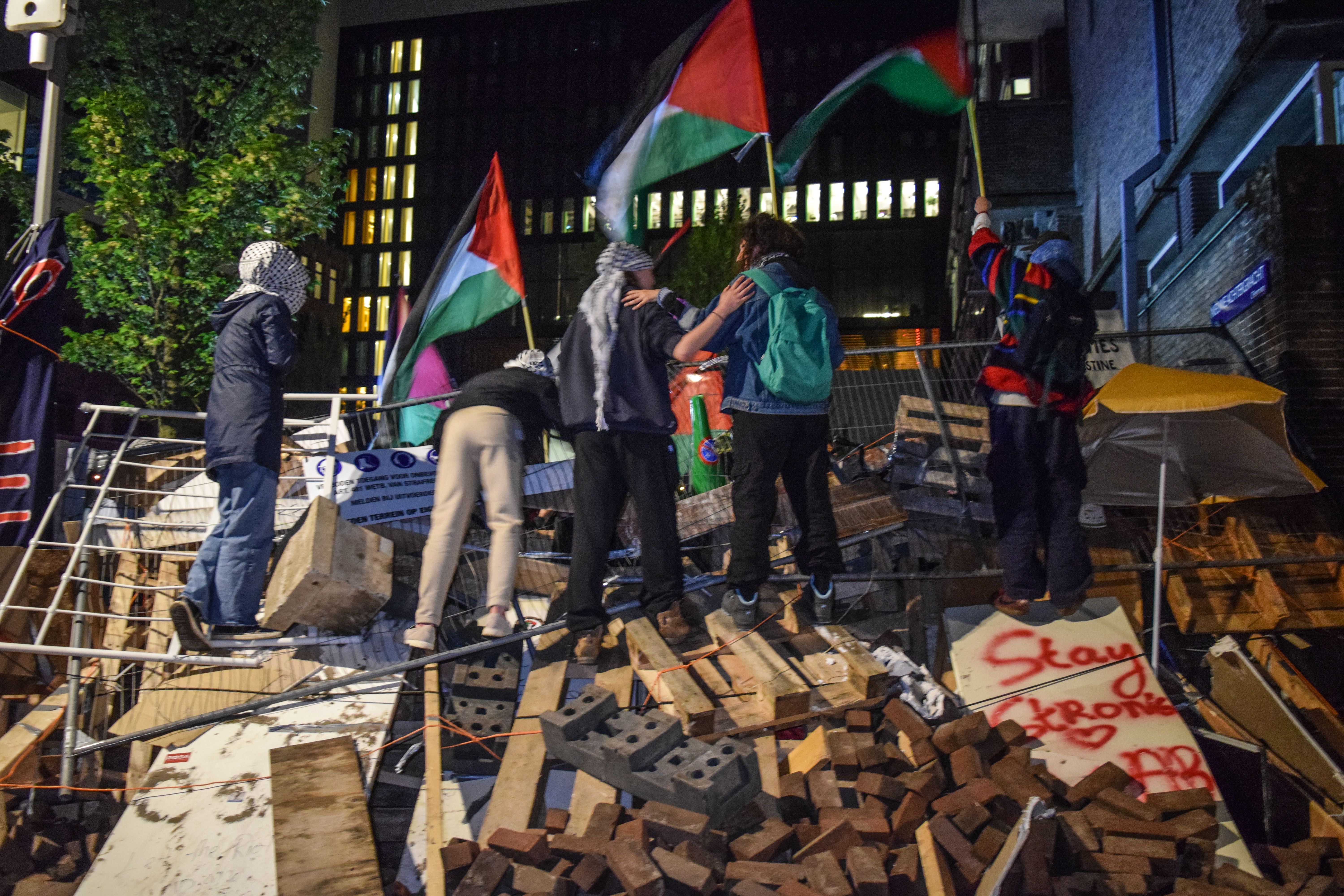Üniversite protestoları Avrupa'da yayılıyor... Berlin Hür Üniversitesi ve Amsterdam Üniversitesi öğrencilerinden Filistin'e destek protestosu! Üniversite protestoları Avrupa'da yayılıyor... Berlin Hür Üniversitesi ve Amsterdam Üniversitesi öğrencilerinden Filistin'e destek protestosu! - 2. Resim