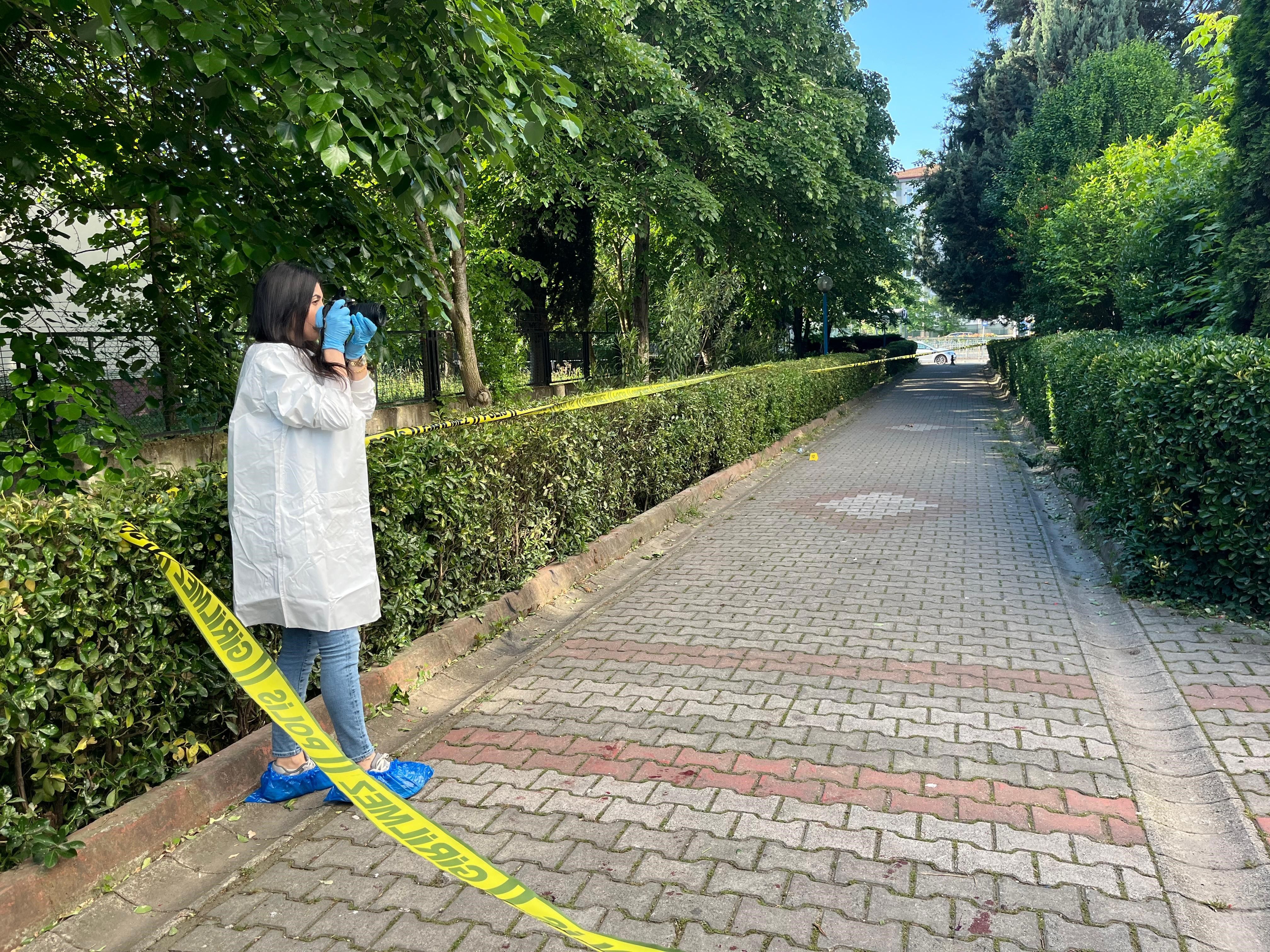 Apartman yöneticisinden komşusuna pusu! Eşi ve çocuğunun gözü önünde vurdu Apartman yöneticisinden komşusuna pusu! Eşi ve çocuğunun gözü önünde vurdu - 3. Resim