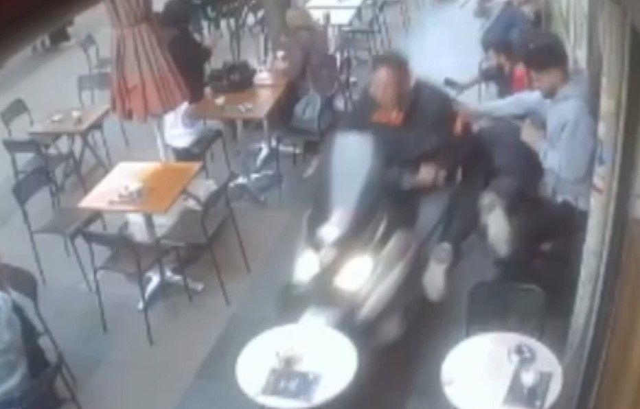 Her şey İstanbul'un göbeğinde yaşandı! Motosikletle kafeye böyle daldı - 1. Resim