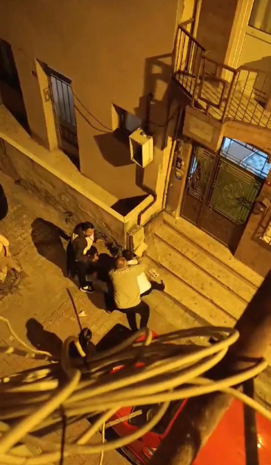 Kağıthane'de meydan savaşı! Park kavgasında yumruk ve tekmeler havada uçuştu - 2. Resim