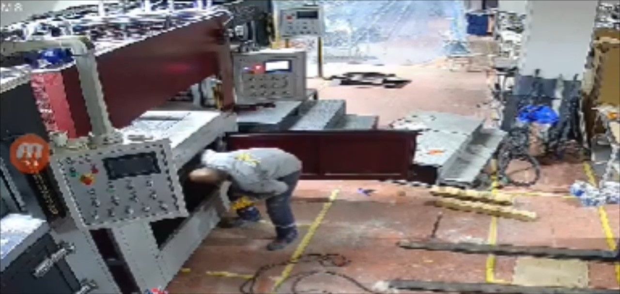 Pres makinesine sıkışmıştı: Fabrika sahibinin feci ölümü saniye saniye kameralarda - 1. Resim