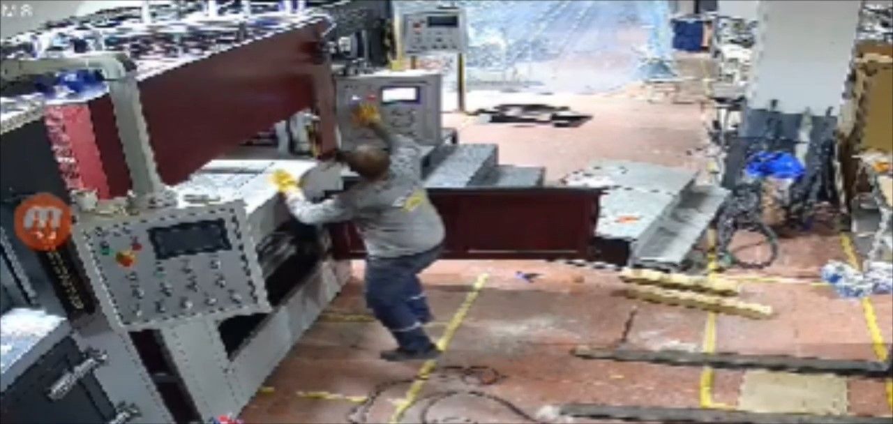 Pres makinesine sıkışmıştı: Fabrika sahibinin feci ölümü saniye saniye kameralarda - 2. Resim