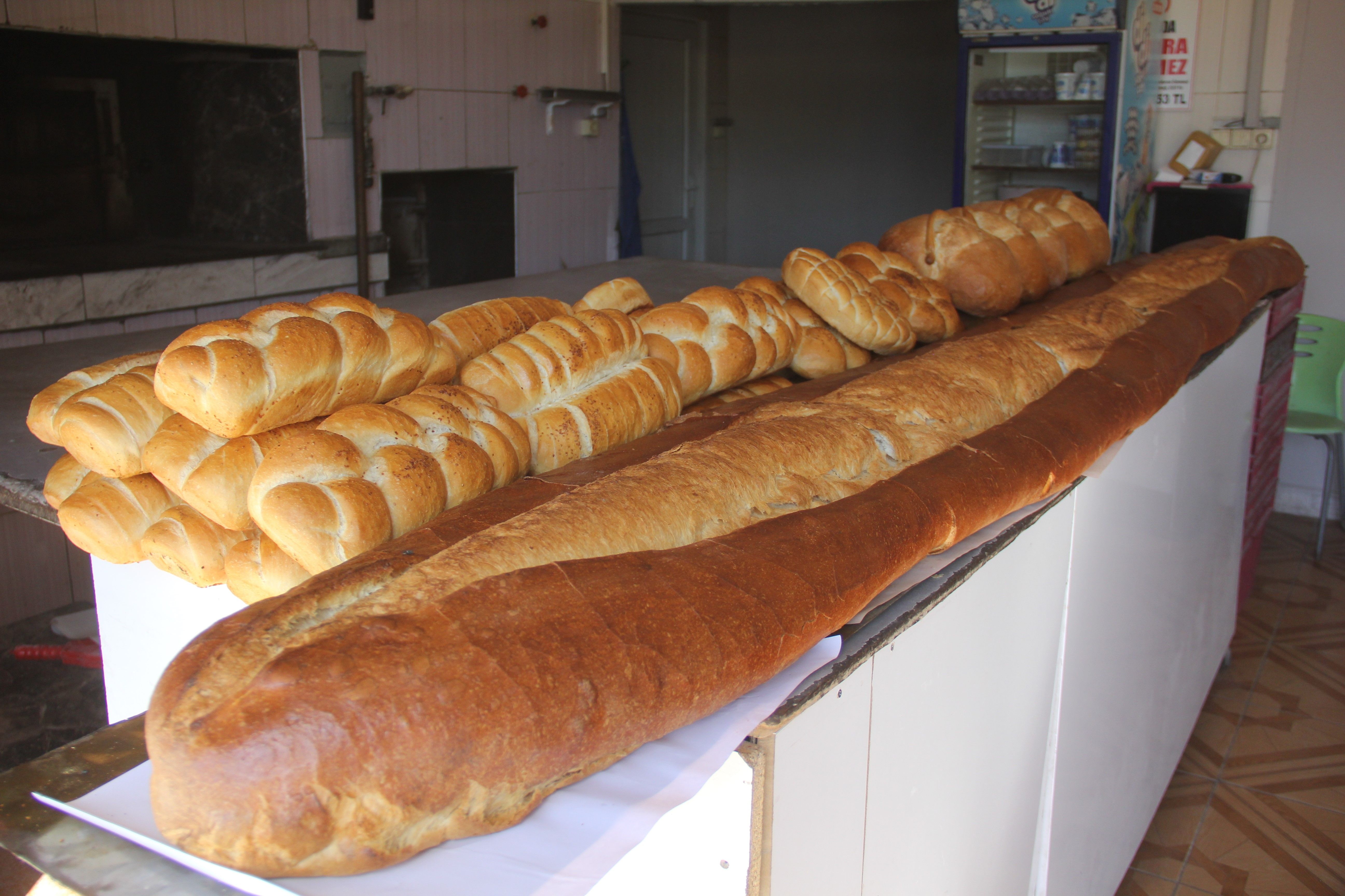 Sosyal medyada gündem oldu, yorumlara 4 metrelik ekmekle cevap verdi - 1. Resim