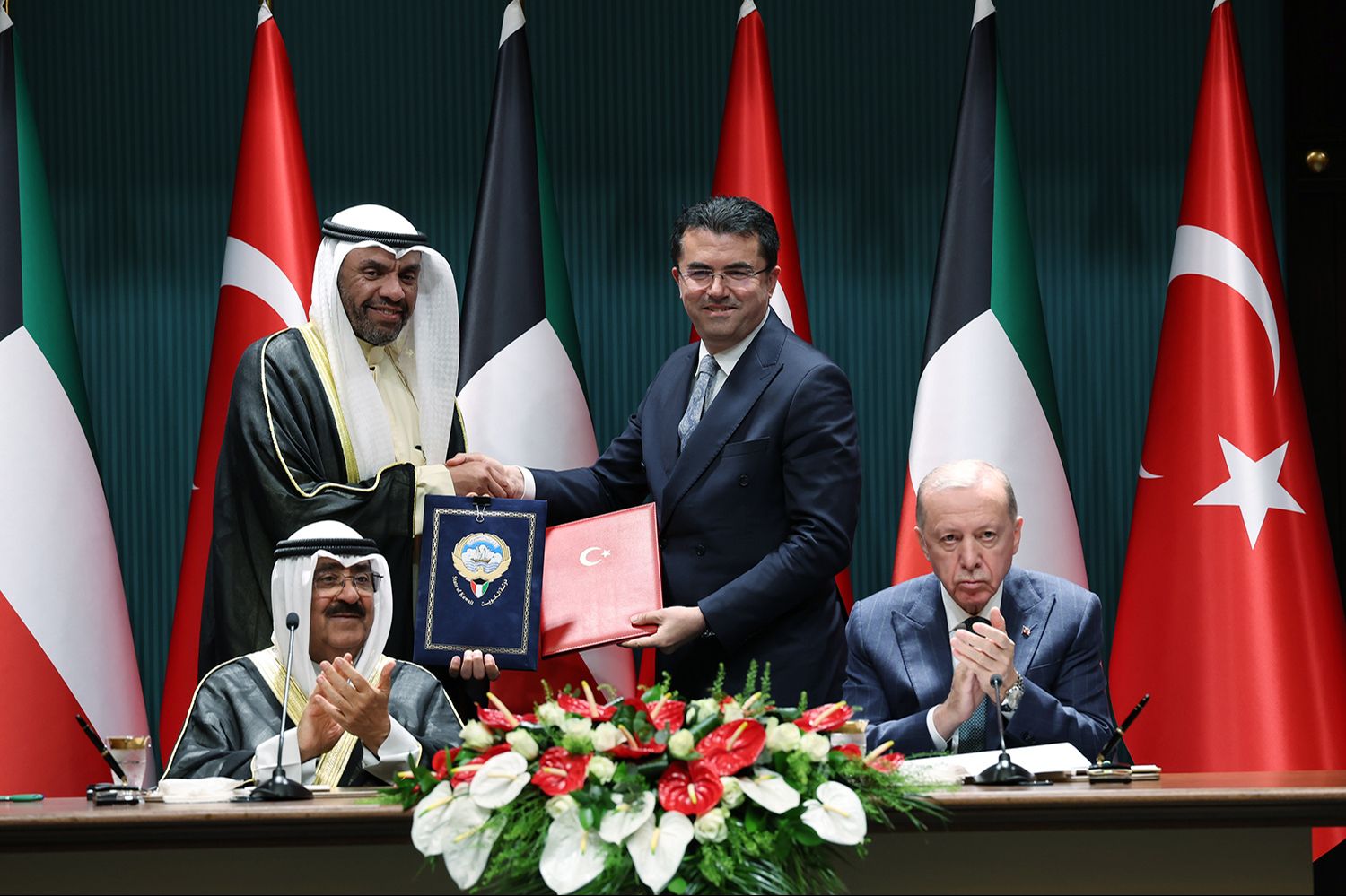 Türkiye ile Kuveyt arasında 6 önemli iş birliği! 5 milyar $’lık ticaret için anlaşmalar imzalandı Türkiye ile Kuveyt arasında 6 önemli iş birliği! 5 milyar $’lık ticaret için anlaşmalar imzalandı - 1. Resim