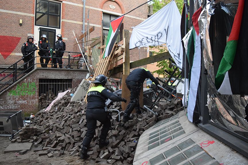 Avrupa'daki üniversiteler İsrail'e karşı tek yumruk... Viyana ve Amsterdam'daki gösterilerde onlarca öğrenci gözaltına alındı! Avrupa'daki üniversiteler İsrail'e karşı tek yumruk... Viyana ve Amsterdam'daki gösterilerde onlarca öğrenci gözaltına alındı! - 3. Resim