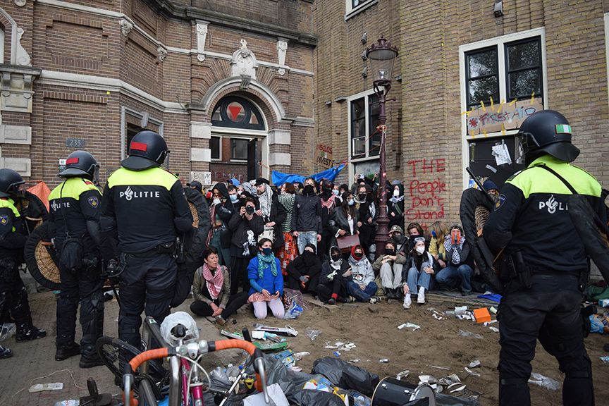 Avrupa'daki üniversiteler İsrail'e karşı tek yumruk... Viyana ve Amsterdam'daki gösterilerde onlarca öğrenci gözaltına alındı! Avrupa'daki üniversiteler İsrail'e karşı tek yumruk... Viyana ve Amsterdam'daki gösterilerde onlarca öğrenci gözaltına alındı! - 2. Resim