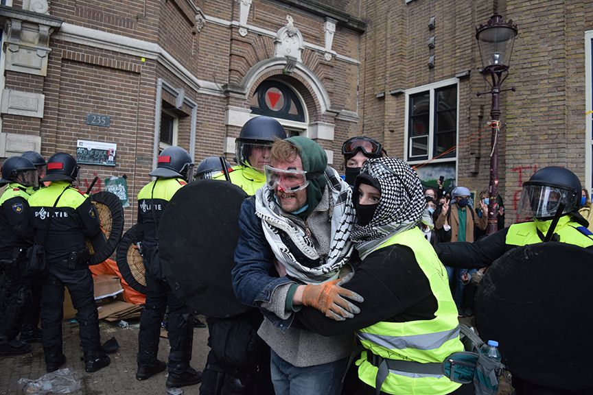 Avrupa'daki üniversiteler İsrail'e karşı tek yumruk... Viyana ve Amsterdam'daki gösterilerde onlarca öğrenci gözaltına alındı! Avrupa'daki üniversiteler İsrail'e karşı tek yumruk... Viyana ve Amsterdam'daki gösterilerde onlarca öğrenci gözaltına alındı! - 4. Resim