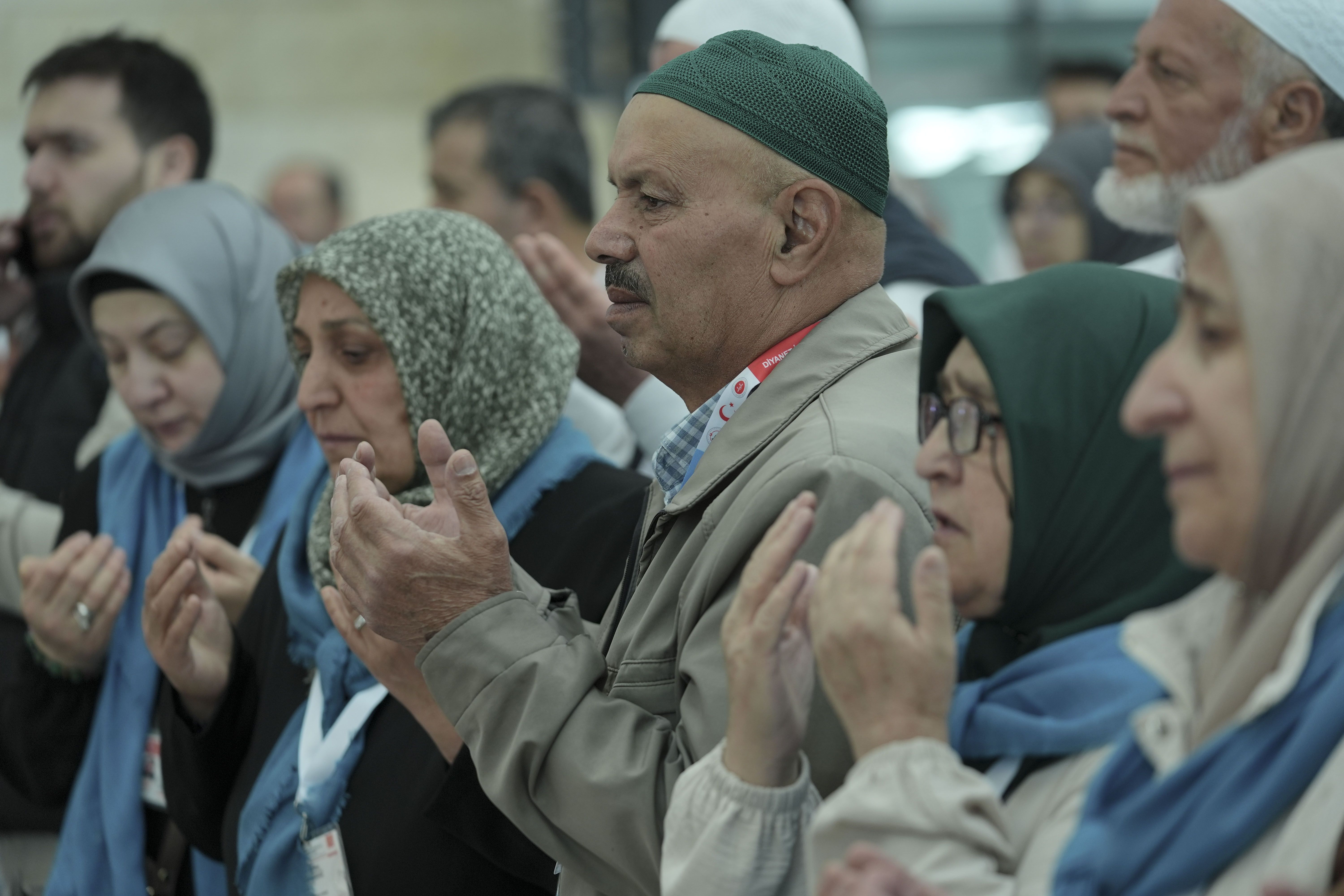 İlk hac kafileleri uğurlandı! Dualarla yola çıktılar - 3. Resim